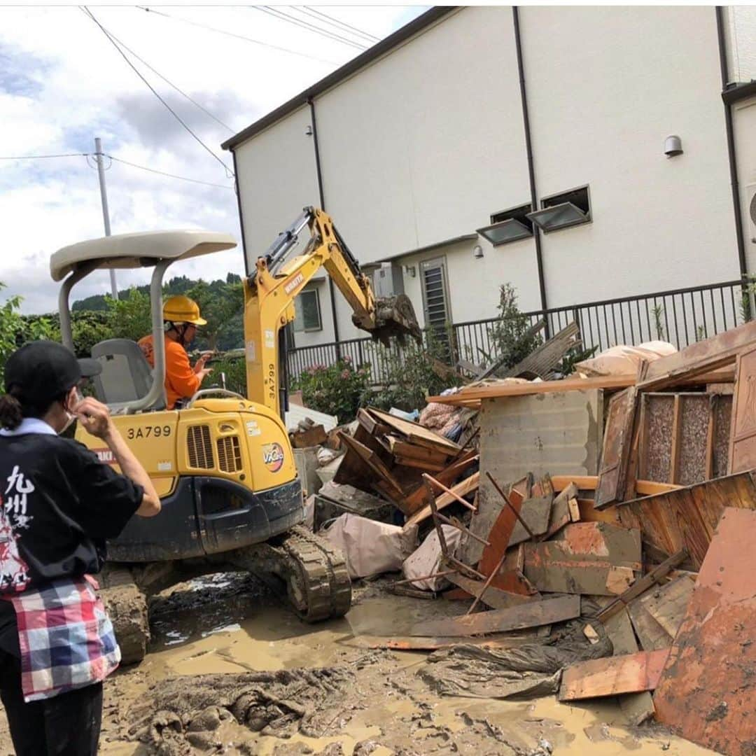 佐藤ルミナさんのインスタグラム写真 - (佐藤ルミナInstagram)「まだまだボランティアは不足してるそうです。近県で動ける方は是非🙏　 #Repost @inspirit_japan with @get_repost ・・・ 「inspirit×BRAHMANジャージで繋がる復興支援共同プロジェクト」＠ MAN WITH A MISSION 皆様にご協力頂きました支援グッツをサポウィズへ コロナの影響によりボランティアの受け入れ体制が整わ無い被災地でこれまでの信頼で活動してくれてます。 引き続きご確認お願いします。 #inspiritjapan #manwithamission  #ブラフマン  #復興支援プロジェクト #サポウィズ  #disasterrelief」7月14日 20時01分 - ruminasato