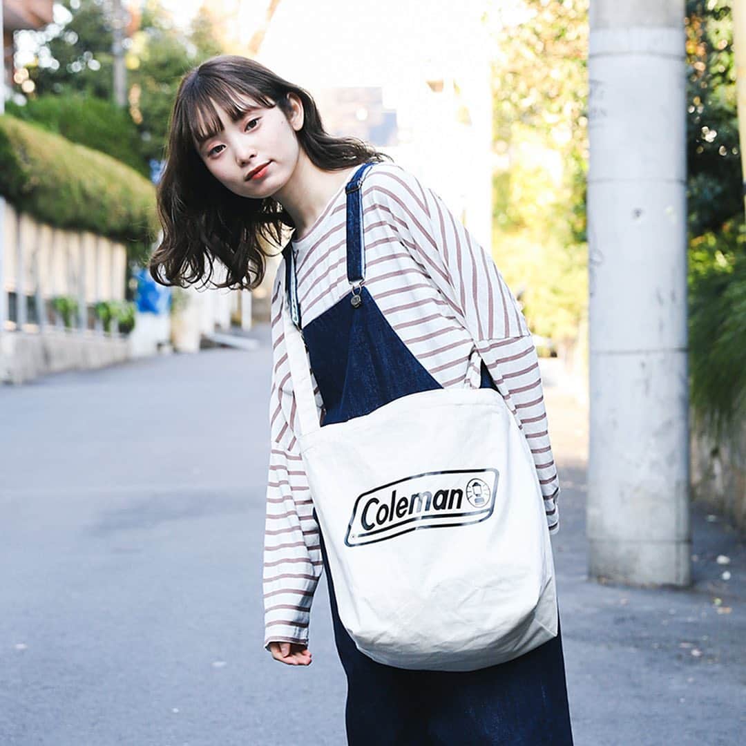 Coleman Japanのインスタグラム：「＼#エコバッグ 🛍にも最適！／  コールマンの“デカロゴ”が目を引く、トートとショルダーの2WAYスタイルが可能な「ロゴトート」。シンプルなデザインなのでコーディネートを選ばず、エコバッグとしても活躍間違いなし👍 ・ ・ ・ MODEL： #橋下美好 さん / @miyoshikun #村濱遥 さん / @_mura_hama #宮崎葉 さん / @you_miyazaki ・ @merweb_official #merweb #mer ・ #灯そうColeman #灯そうコールマン #灯そう #Coleman #コールマン #トートバッグ #トートBAG #キャンバストート #ロゴトート #エコBAG #ECOBAG #ECOバッグ #ショルダーバッグ #ショルダーBAG #デカロゴ #ロゴバッグ #私のコールマン」