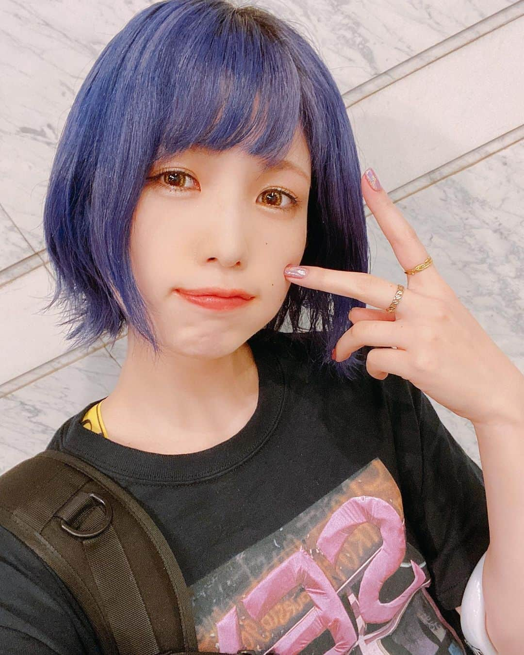 胡桃沢まひるさんのインスタグラム写真 - (胡桃沢まひるInstagram)「Blue purple ♡. . 髪の毛めちゃんこすいて、ショートぽくしました‪✃✁✃✁. クールな髪色やっぱ好きだ、、つよい髪色、、♥ . . #dyedhair #haircolor #bluehair #髪色 #青い #おばぁちゃんにめちゃ褒められる #嬉しい #青髪 #カラートリートメント #染めたて #いつまで持つかな」7月14日 19時57分 - mahiru104