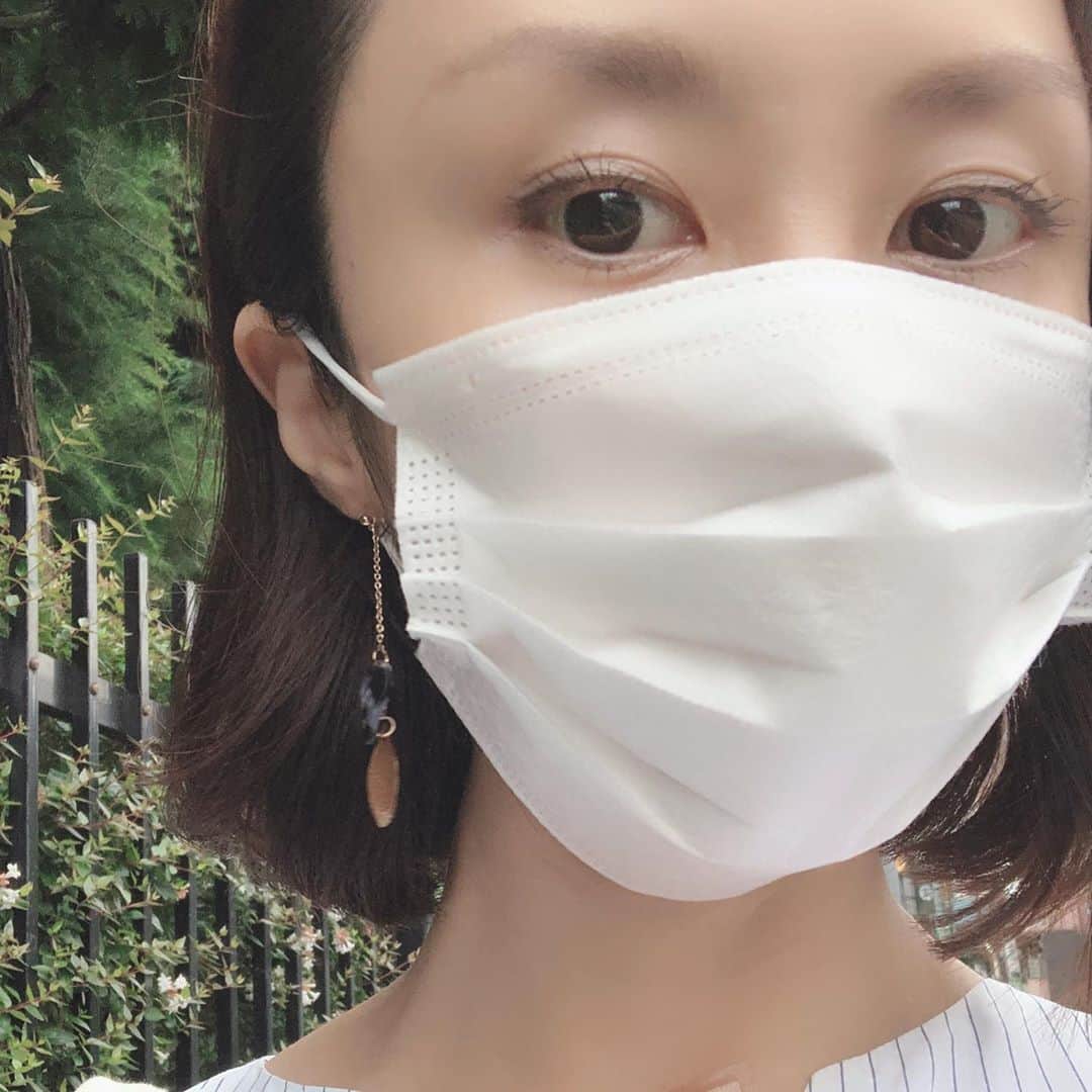 山口もえのインスタグラム：「お気に入りのピアス💫 に見えるんだけど イヤリング💕 ピアスに憧れ続けて はや23年・・・ まだこわくて開けられないの。笑 #イヤリング#雑貨屋さんで #330円#コスパ最高」