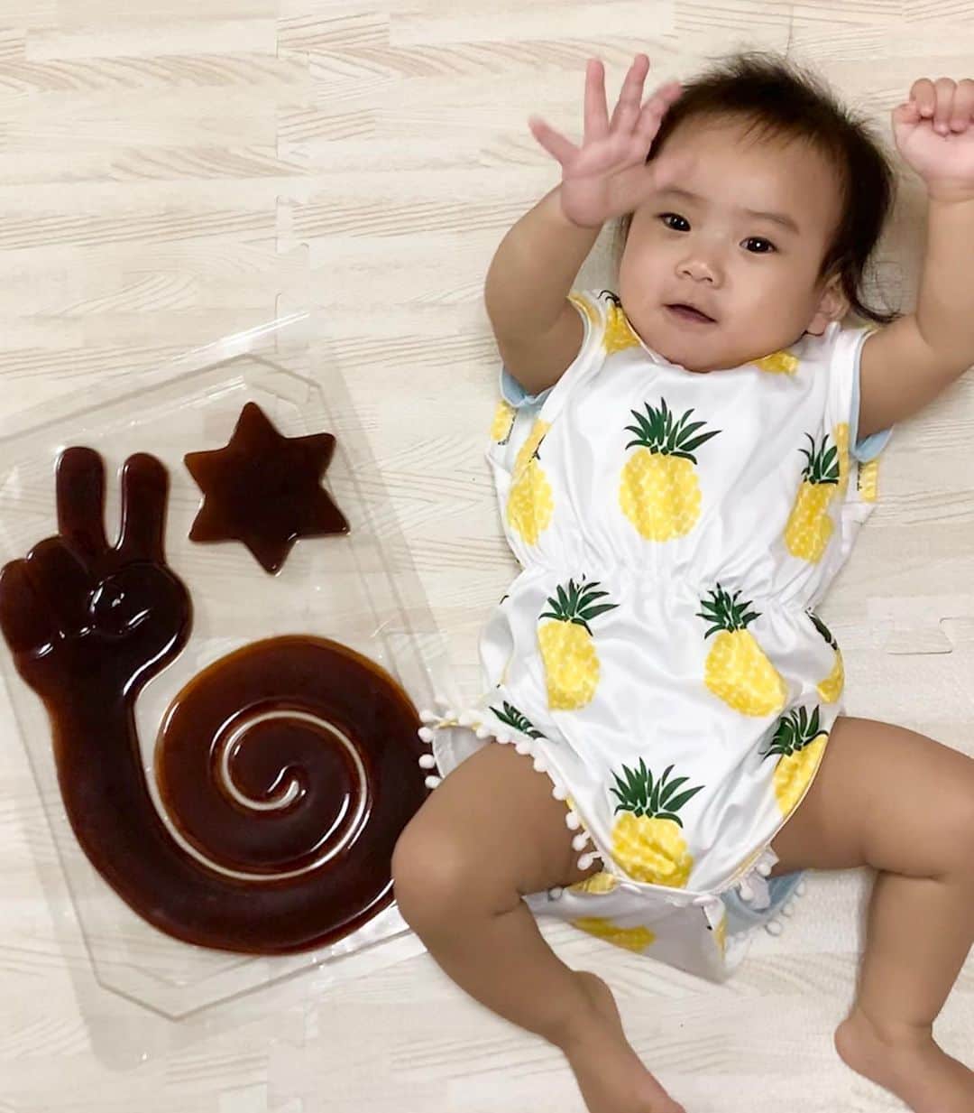 桜井未来さんのインスタグラム写真 - (桜井未来Instagram)「ジャンケンポン✊✌️🖐 コレがやりたくて、でっかいグミを買ってしまった😂💓（笑） 上手にパー✋が出来ました☺️💓 たまたまだけど😂w  ・ ・ ・  #男の子ママ #女の子ママ #ママ #baby #ママ友募集 #赤ちゃんのいる生活 #ママサークル #ママイベント #ママ会 #都内ママ #ベビスタグラム #mamagirl #ベビフル #コドモダカラ #コドモノ #ママリ #親バカ部 #新米ママ東京部 #ベビモ #kpおうちでモデル」7月14日 19時58分 - miki.sakurai0214