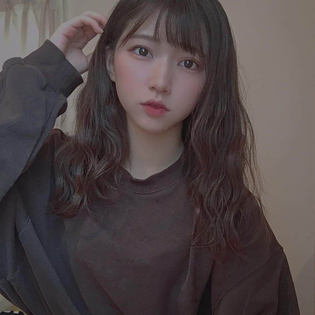 横道侑里のインスタグラム：「昨日評判良くなかったから頑張ったらメイク濃くなった… 途中の自撮りはだんだん口開いていくっていう意味のわからないことをした。 あと、湿気😭」