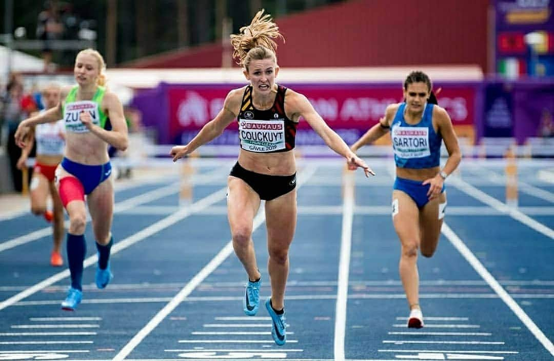 Paulien COUCKUYTのインスタグラム：「Already 1 year ago that I dived over the finish line and became european champion u23 🤯 ➡️ Swipe to see the race with the most exciting last 50m so far !  . #europeanchampionship #gavle2019 #europeanchampion #gold #400mhurdles #thefacesaysitall #throwback #memoriesforlife #bestsupportcrew #teambelgium  📸@jacobsjasper」