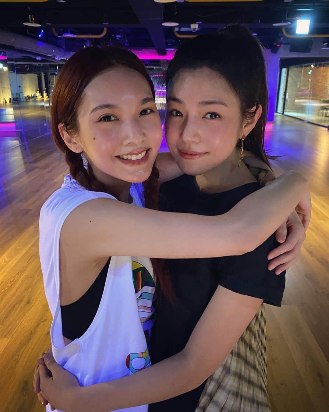 レイニー・ヤンのインスタグラム：「這幾個月能夠擁有妳，真好！ 不誇張！昨天Zumba課結束，和寶貝分開後，我上車立刻大哭！因為明天她就要飛離台北了... 想到下次再碰面不知是何時，我就好難過。真的很捨不得能夠隨時碰面聊天、隨時一起運動的日常～希望再見面不會隔太久... 我們都要各自安好、保持聯繫！真朋友是不會因為距離而疏遠的！ 我的寶貝，一路平安！ 超級愛妳！  #bff #姐妹情深」