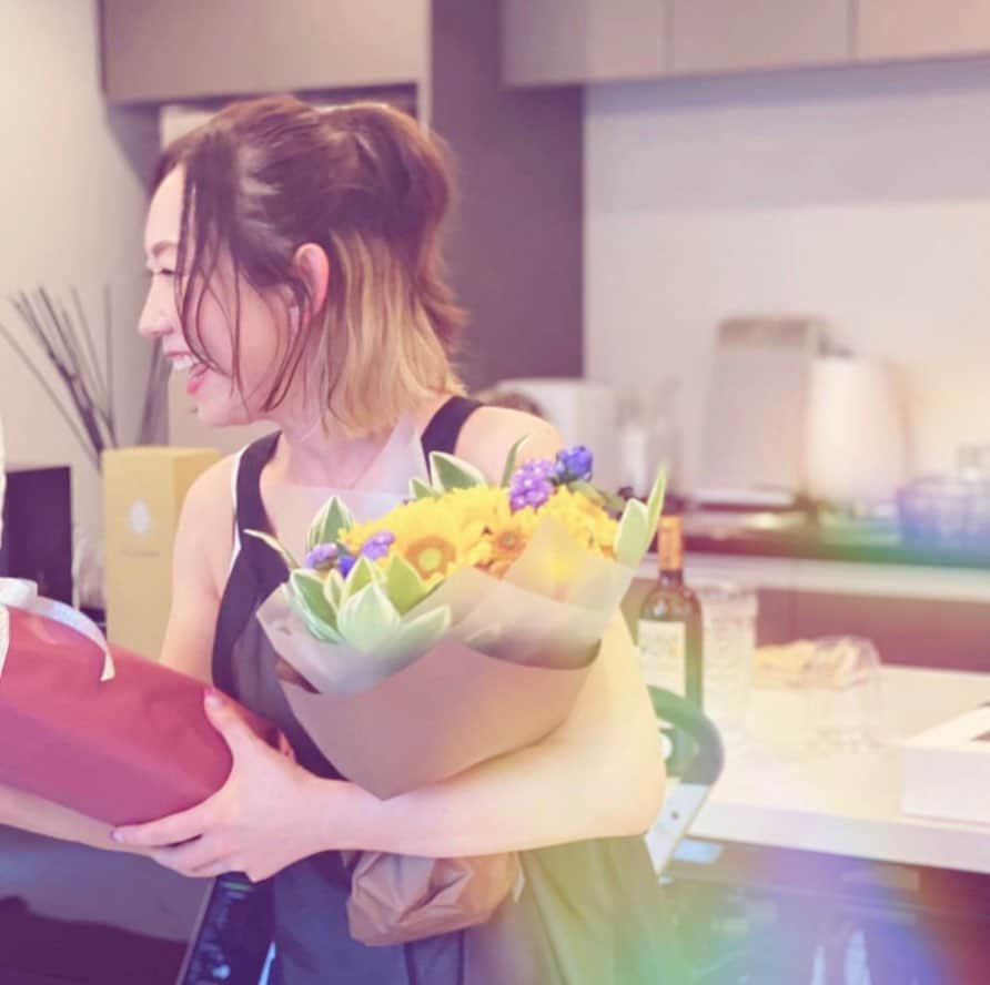 三浦加納子のインスタグラム：「誕生日のお祝いをして頂きました🥰  改めて思うのは、長く仲良くしてくれている友達や家族や仕事仲間、顧客としてネイルを依頼してくださるお客様もそうだし、とても幸せな環境にいるんだなって事。  特に今年になってからは、ネイルの仕事を続けていられる事、ずっと会いたかった人にも会えて…全ての事に感謝しています。  その気持ちをいつまでも忘れないでいたいなって思いました😊  だいぶ大人になったくせにこんな私なのですが…マイペースで頑張ります！  本当にありがとうございます✨」