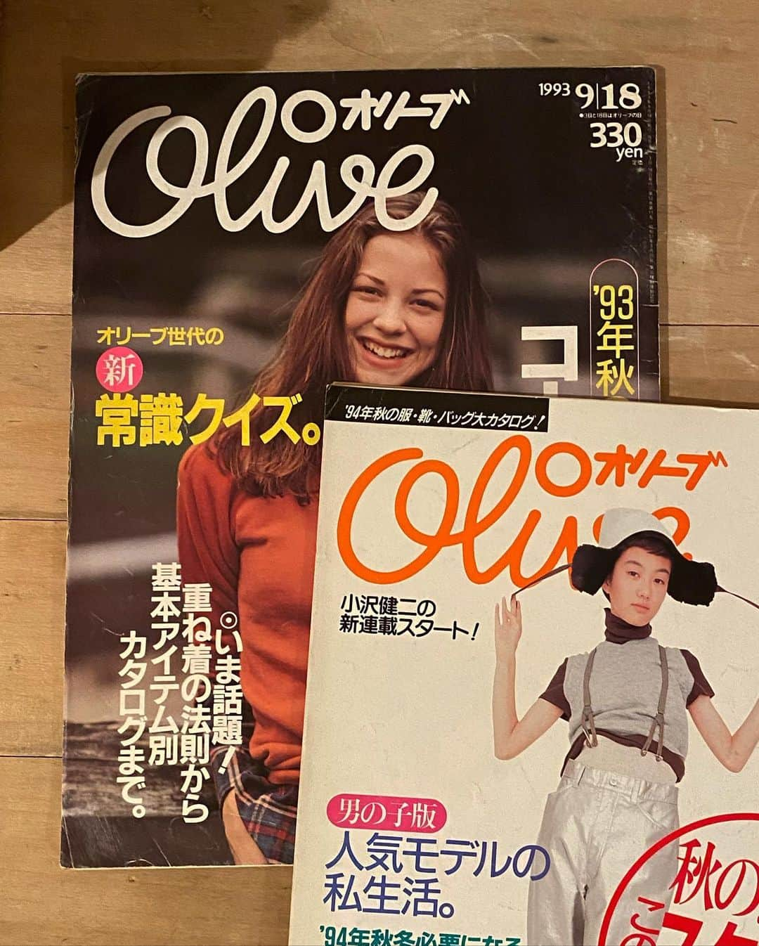 柴田紗希さんのインスタグラム写真 - (柴田紗希Instagram)「秋服見たくて買った雑誌 「olive オリーブ 1993.1994」 お洋服が楽しそうに踊ってるように見える。いろんな形に見えて、こちらも見ていて幸せになって、、、 20年以上前のコーディネートもんのすごい弾けてる！ ずーとじーと見ちゃっています 参考になる〜こんなファッションしたい〜って 今日撮影に来てくださった編集の皆さんも懐かしい〜！って撮影の横で正座しながら見ていてなんだかにやけました📚 #雑誌　#olive  #古本」7月14日 20時05分 - shibasaaki