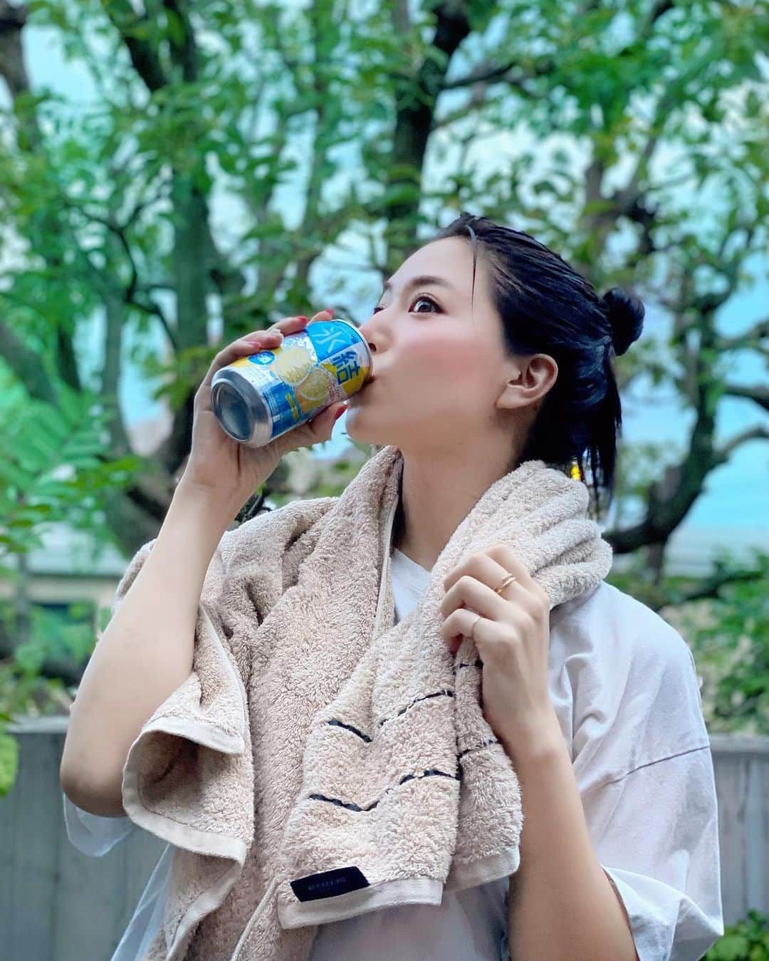 石井里奈さんのインスタグラム写真 - (石井里奈Instagram)「こんばんは💕 . 7月に入ってすっかり夏日和☀️ . あっつい夏になるとサッパリしたものが飲みたくなる🍋🥺💕ということで、私はお風呂上りに氷結レモンでサッパリするのにどハマり中😝❤️ . シチリア産レモンで、甘すぎずさっぱりした爽快なスッキリ味がこの夏ぴったりなのよ👏🍋 . キンキンに冷蔵庫で冷やして飲むのが好き💕あとはステンレスのグラスに氷をいれて飲んでも美味しいよ🍋 . お風呂上がり最高に気持ちいいからみんなも試してみてね😝🧡 . #氷結 #あっつい夏にはスッキリレモン #夏の氷結レモン #PR #レモン #レモンサワー #お風呂あがり #夏 #温泉 #温泉旅行 #お風呂 #サウナ #サウナ女子 #サ道 #bathtime #温泉女子 #onsen #lemon #酎ハイ #飲み会 #晩酌 #晩酌女子 #おうち時間 #おうちごはん #夏っぽい #夏といえば #キャンプ #グランピング #海 #プール」7月14日 20時07分 - ri7tin1025