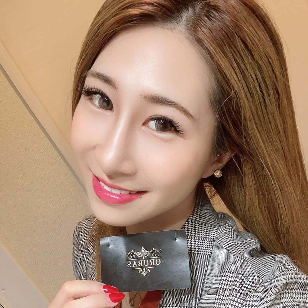 赤崎ティナ（西浦舞由美）のインスタグラム：「アクセサリー✨ #ソウルナンバー　のネックレスだよ😉👍 わたしは自分の9番と見た目が可愛い丸めの5番を持ってるの🙆‍♀️✨ 自分の道は自分で決めるべき派なんだけど、付けてたらなんだか気持ちが前向きになる🥰 それに、ゴールドだから大きくないのに存在感強め😊✨ アクセントにもなるアクセサリーだね🤙✨ ソウルナンバーは、「ソウルナンバー診断」で検索すると簡単だよ👼 可愛いと思う数字にするか、自分のソウルナンバーにするかは、「あなた次第」☺️✨ 迷う赤崎は両方👼👼 ソウルナンバーって意外と自分が知らない自分に出会えるから試してみてね☺️✨ そして、このすてきなアクセサリーを発売してるのは @accessories_orubas  さん💋 長くもなく短くもなく最高だよ😘 発送もすごくスムーズで、「まだ来ない！」がなかったよ🙆‍♀️ 赤崎は、注文して２日後には到着してた😘 #ソウルナンバー　#ネックレス　#おしゃれ　#運気　#スピリチュアル　#知らない自分　#コスパ　#ゴールドネックレス　#ナンバーネックレス　#ソウルナンバー診断　#ネット通販　  恋愛も仕事もみんな個々に立ち止まりそうな時あるとおもうけど、一人一人の方と出会えた意味を分かれば決して無駄な出会いじゃないとおもうんだ。辛い想いをしても、「次からは」って学びになる。嬉しい想いをすると「幸せ」を感じる。😉 出会う意味って必ずあるから！ 騙されてもいいや。くらい気楽になってみると楽かもしれないね。でも、騙しちゃダメだよ🙅‍♀️  ※男性は女性より心が傷つきやすく、女性は男性より体が傷つきやすい。」