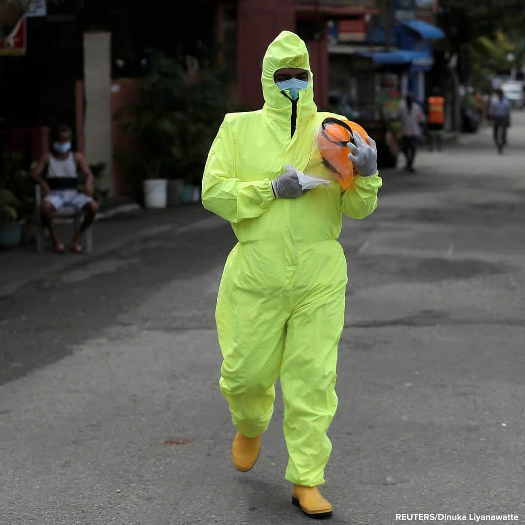 ABC Newsさんのインスタグラム写真 - (ABC NewsInstagram)「Health official wearing protective gear arrives to collect samples from people in a residential area in Colombo, Sri Lanka. #healthcare #srilanka #coronavirus」7月14日 20時19分 - abcnews