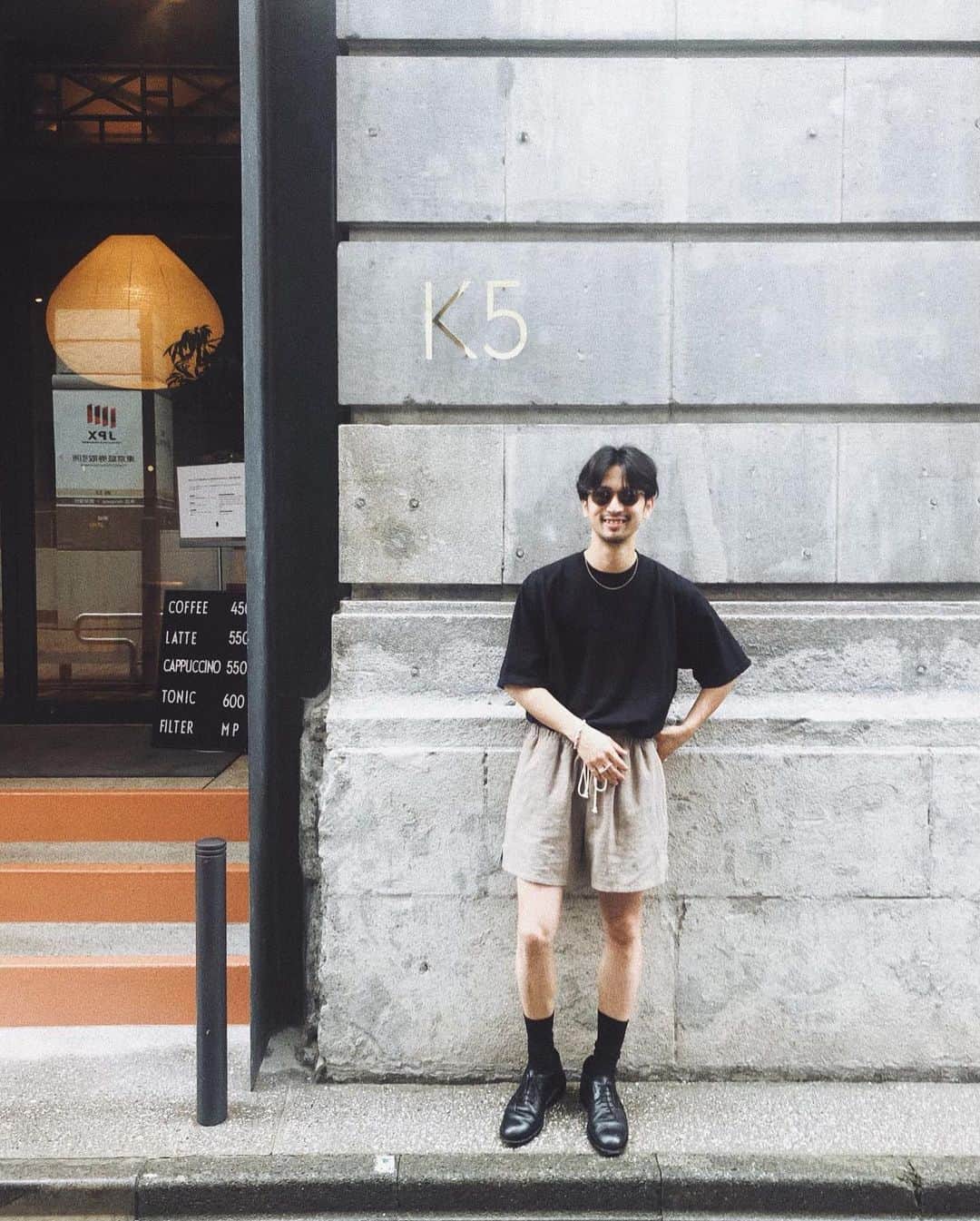 のインスタグラム：「. 雨降りの今朝。 珈琲だけにしよ思ったら 近くのcroissantを部屋に届けてくれたり 部屋のレコードのセレクトに憂鬱さが和らいだり チェックイン時に アペロさせてくれたtea salonが洒落てたり 美味しかったり。  出張で 寝るだけ のはずが サラッと素敵なサービスに また来ます なった。  thx. @k5_tokyo   eyewear : @ayame_id  tshirt : @graphpaper_official  pants : @skmanorhill  shose : @henderscheme  accessory : @tiffanyandco @hermes @blanciris_official   #k5tokyo #hotel #東京J物語」