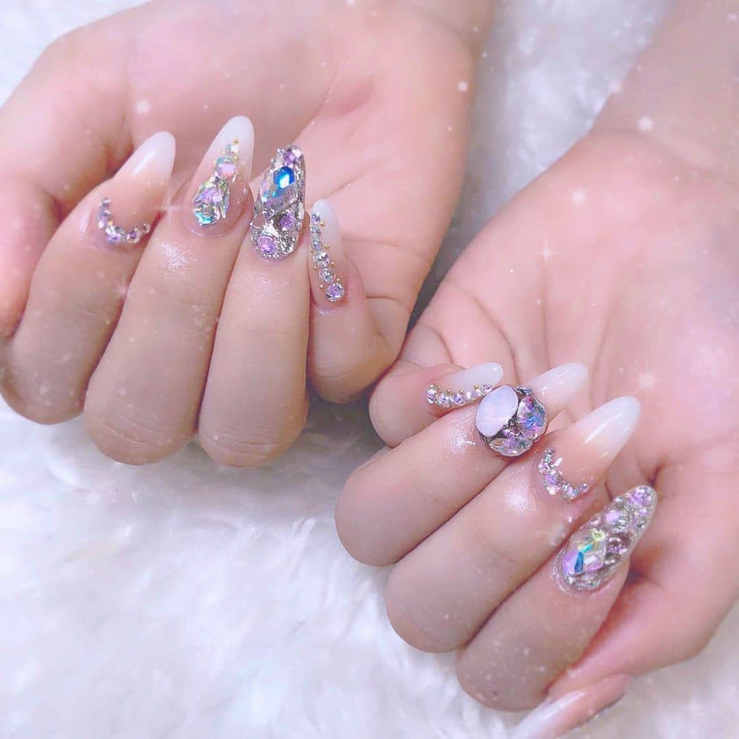 MaRuRi（まるりとりゅうが）さんのインスタグラム写真 - (MaRuRi（まるりとりゅうが）Instagram)「New Nail & まつ毛パーマ👼🏻🤍 . . 今回は撮影やLIVE様にかなり キラキラでうちの大好きな紫色の ストーンも入れて派手目🤪🤙🏽 そしてまつ毛パーマもしてきた！ 夏になると毎年ギャル化するっぽい笑 . . ネイルはアンククロス(@ankhcross_official)の アンククロスネイル池袋北口店(@ankhcross_nail) 担当はハンド💅豊田さん⛸(@ankhnail_ha) フット🦶須之内さん🍟 (@ankhnail_suno8) . . マツパは　@glamorous_11  いつもありがとうございます😊🤍 . . #ankhcross #アンククロス #ankhcrossnail #アンククロスネイル #nail #ネイル #nails #gelnails #ジェルネイル #スカルプ #ロングスカルプ #newnail #pinknails #ベイビーブーマーネイル #ホワイトネイル #オーロラネイル#フットジェル#💅#ストーンネイル#まつ毛パーマ」7月14日 20時20分 - maruridayo