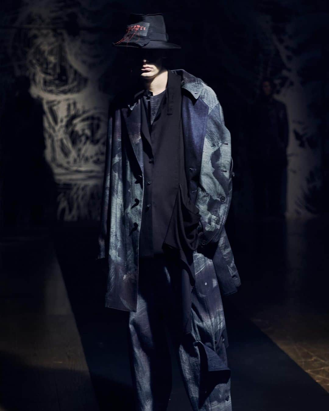 HYPEBEASTさんのインスタグラム写真 - (HYPEBEASTInstagram)「@hypebeaststyle: @yohjiyamamotoofficial has unveiled its Spring/Summer 2021 collection for #ParisFashionWeek. While embracing its signature black aesthetic, the range includes a series of elongated silhouettes, while placing most of the focus on texture and construction. Head to the link in our bio to view more.⁠⠀ Photo: Takay/Yohji Yamamoto」7月14日 20時12分 - hypebeast