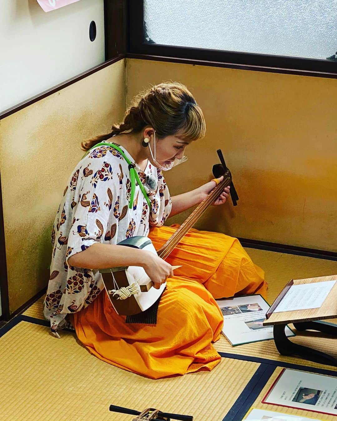 丸山桂里奈さんのインスタグラム写真 - (丸山桂里奈Instagram)「三味線の魅力にはまりつつあります。  #金沢 #ロケ #三味線 #はまりんぐ #いい意味で #インスタバエ」7月14日 20時14分 - karinamaruyama