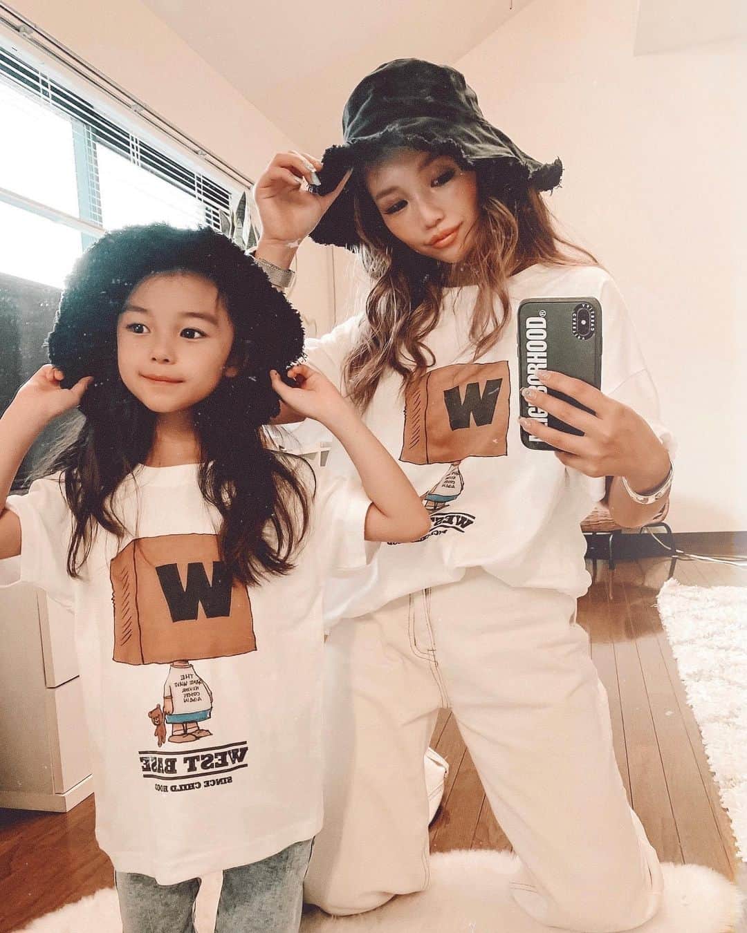 ✷kana✷のインスタグラム：「@sketchboook3 × @based_in_westcoast  . . 数量限定で明日の20時から発売♡ キッズもかわいいー♡ チェックしてね！✔️ . 👧🏽の表情がツボるw」