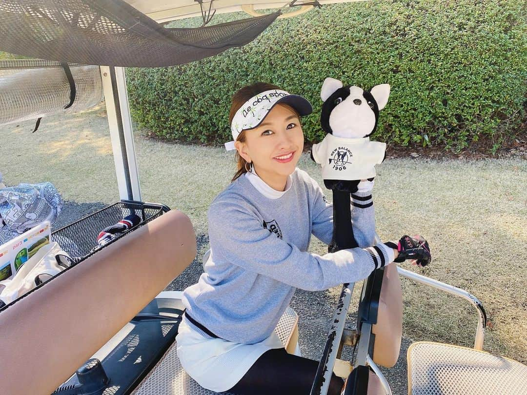 澤田南さんのインスタグラム写真 - (澤田南Instagram)「⛳️ いつかのゴルフ✨ しばらく行けてないけど 今年こそはもっと上手くなりたいなぁ。 と、毎年思いつつスコアもステイ😅💬 . ゴルフ場でも思ったボールが出なくて あ゛あ゛ぁ゛ぁぁぁ〜〜‼️ と心の声を堪えるのにいつも必死な そんな愛しきゴルフライフです。笑 . 真夏のゴルフは暑さとも戦いだけど 早くまた行きたいっ🔆 ボストンテリアちゃんかわゆ♥️ . #golf #golfstagram #golfswing #golflife  #newbalance #newbalancegolf #bostonterrier  #ゴルフ　#ゴルフ女子　#ゴルフ好きな人と繋がりたい #もっと上手くなりたい」7月14日 20時17分 - sawada_minami