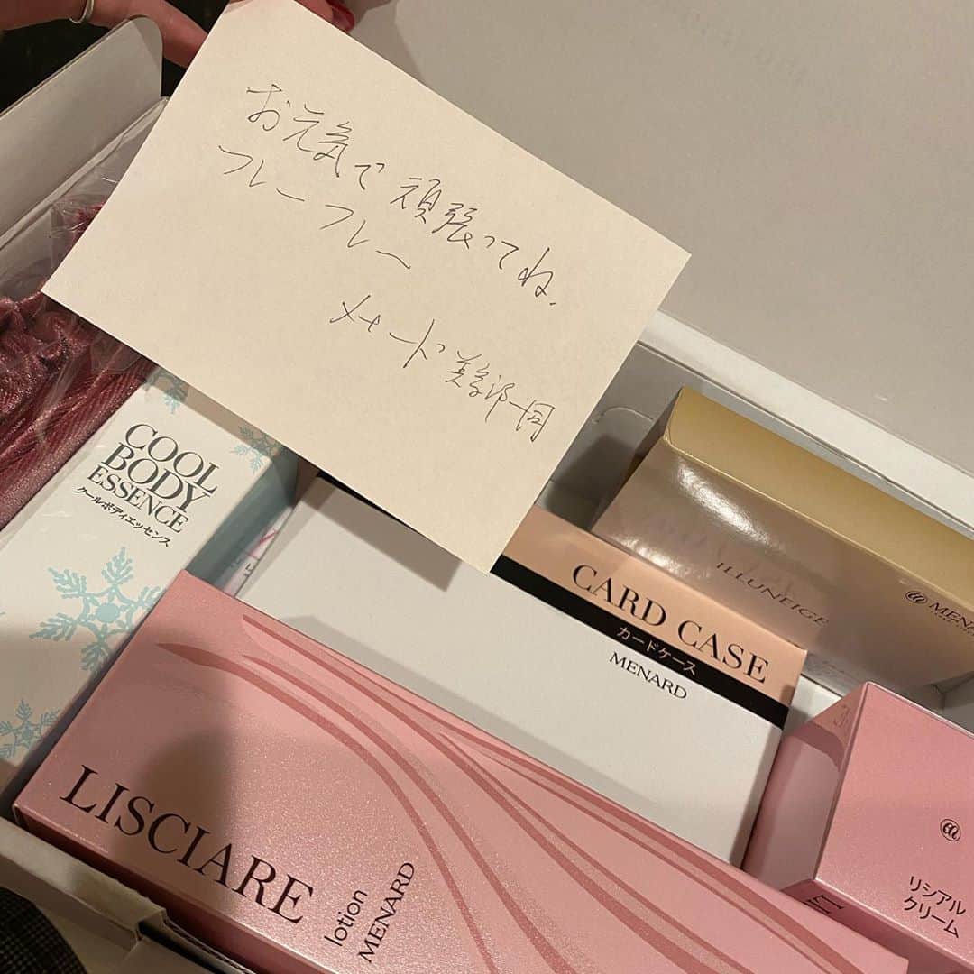 赤崎ティナ（西浦舞由美）のインスタグラム：「先日、店頭には並ばない #メナード　さんの商品を 頼んだんだけど 東京きてから、いつも温かいお手紙が、、😭💌 しかも、化粧水とクリーム頼んだだけなのに、お気持ちが詰まりまくり🥺✨ 実は、赤崎、メナードのレディなんです😘 良いものは良いと言うし、向いてないものは向いてないと結構はっきりめの　#ビューティーアドバイザー　です笑笑 今回は、　#リシアル　を注文🥰 肌がなんでそんな綺麗なの？！とよく言ってもらいますが、ままも美容部員だったことから、12歳からケアを怠らずにしてます😊 「今やばいー」って焦る方がとても多いけど、スキンケアって日頃からなんだよね🥺 あと意外と知られてないことなんだけど、 「ここのシワ！シミ！治したいんだけど、どれが合う？」 と質問をいただきます💌 けれど、スキンケア用品には、「治す」と言う効果は法律上の禁止で成分が入ってません🤦‍♀️ だから、治したい場合は、「医薬部外品」か「処方薬」が治す目的なのです😉👍 スキンケア用品は、あくまでも、「現状維持」です✨ お肌でお悩みの方はdm💌で、お答えできる限りは、順番にお答えしていきますので、 ・年齢 ・お悩み ・現在のスキンケア を教えてくださいね😊 #美容専門卒業　#皮膚理論学　#皮膚理論学取得者　#ビューティーアドバイザー　#研究家　#メナード　（メナード以外も調べてます✨）　#スキンケア　#おしゃれ　#つる肌　#もち肌　#綺麗になりたい　 皮膚理論学の試験、本気で難しかったです💦 #すっぴん #すっぴん美人　#すっぴん美人なりたい　#メンテナンス　#日頃のケア　#ファッションモデル　#モデル　#タレント　#メディア #赤崎ティナ お写真、2枚とも、肌過去なしです！！👍✨ ※男性って意外と、すっぴん重要視しているものです🤦‍♀️🤦‍♀️  是非ともご参考までに✏️」