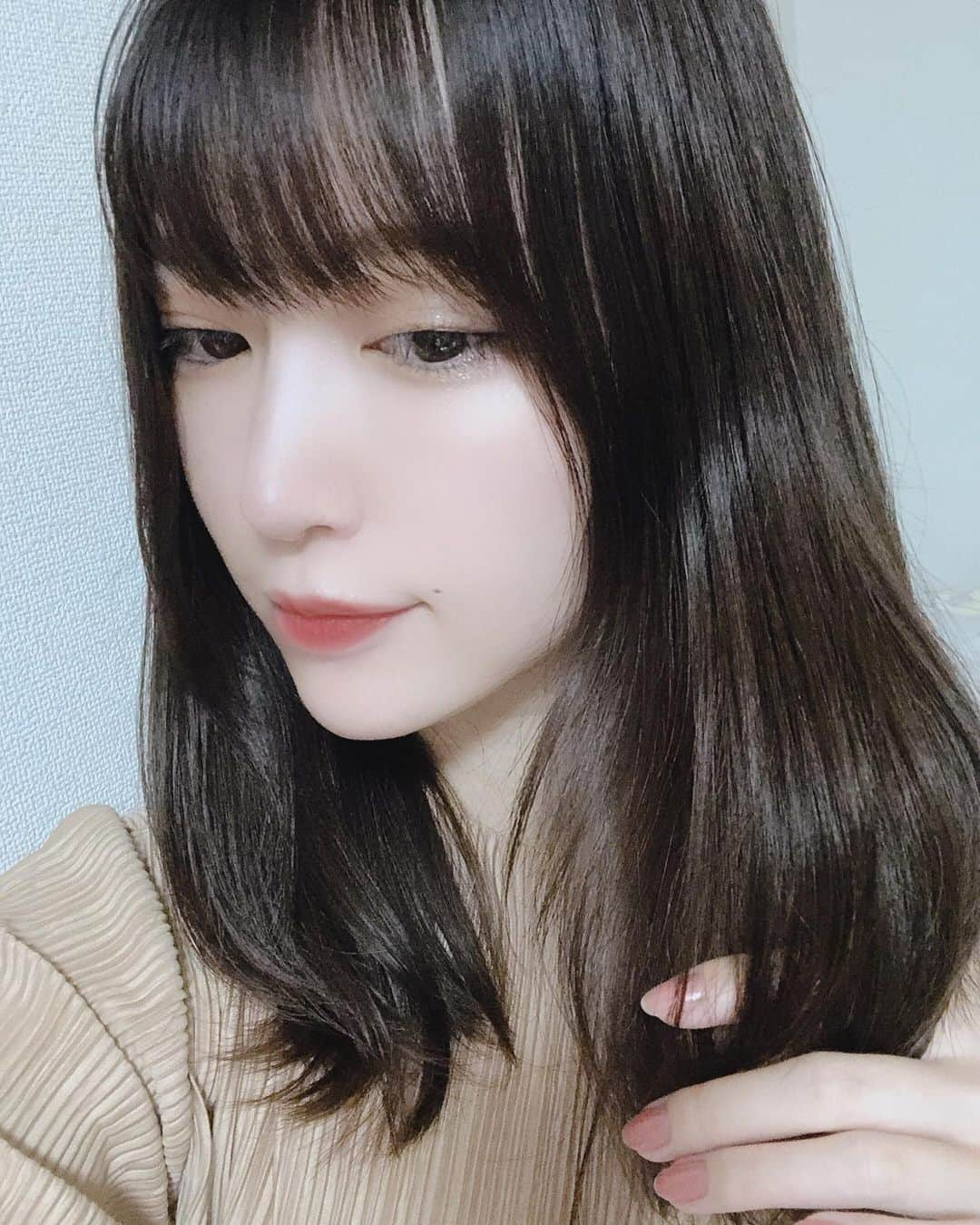 小嶋みやびのインスタグラム：「先日LOG SHIBUYA2でカラーとトリートメントをしていただきました〜 いつもいい色にしてもらえて嬉しい☺️ 雨の日でもサラツヤ！  @log_kenjikarasawa  @logshibuya2   #logshibuya2 #美容院 #ヘアカラー #トリートメント #hairstyle #ヘアサロン」