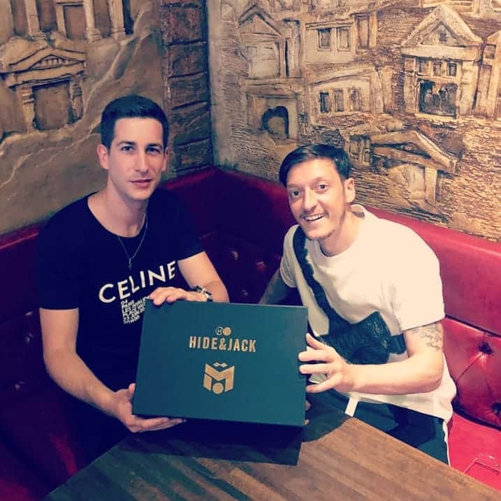 メスト・エジルのインスタグラム：「A new partnership has started... looking forward to working with @hideandjack and @albertofranceschi on a new range of sneakers 👊🏼」