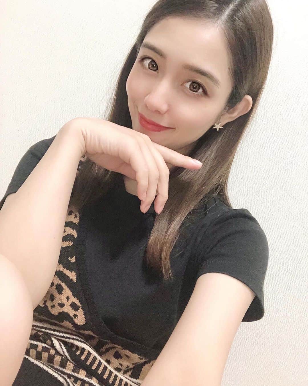 のインスタグラム：「今日は髪の毛ストレートのまま💓 この間髪の毛メンテナンスしたからとぅるんとぅるんのままだから何もしなくても髪が綺麗です🌈☺︎  #セミディ　#ストレートヘア　#美髪 #とぅるんとぅるん  #ヘアケア」
