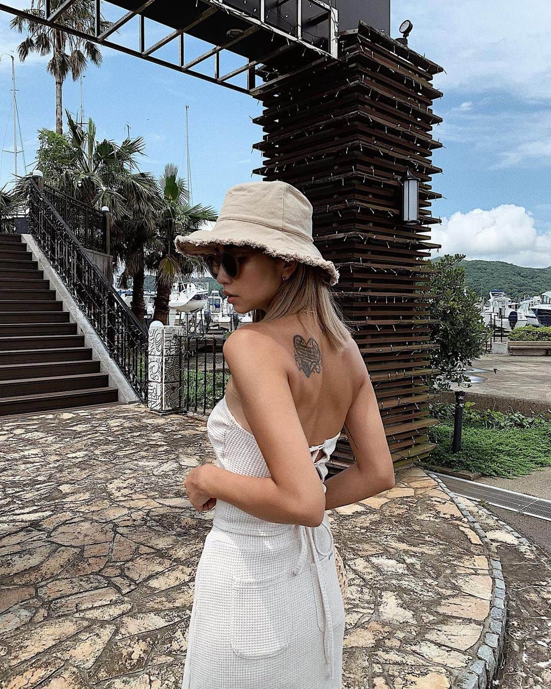 のインスタグラム：「. またまた @to_the_sea_hawaii の ワッフルシリーズをgetしたよ🌴🌺 今回はベアトップ×スカート🐚 ワッフルシリーズは着心地はもちろん いろんな組み合わせも楽しめるし 全部パット付きだから1枚で着れるのも嬉しい👏🏾💕 #totheseahawaii  #Resortnista #tripup #roungewear」