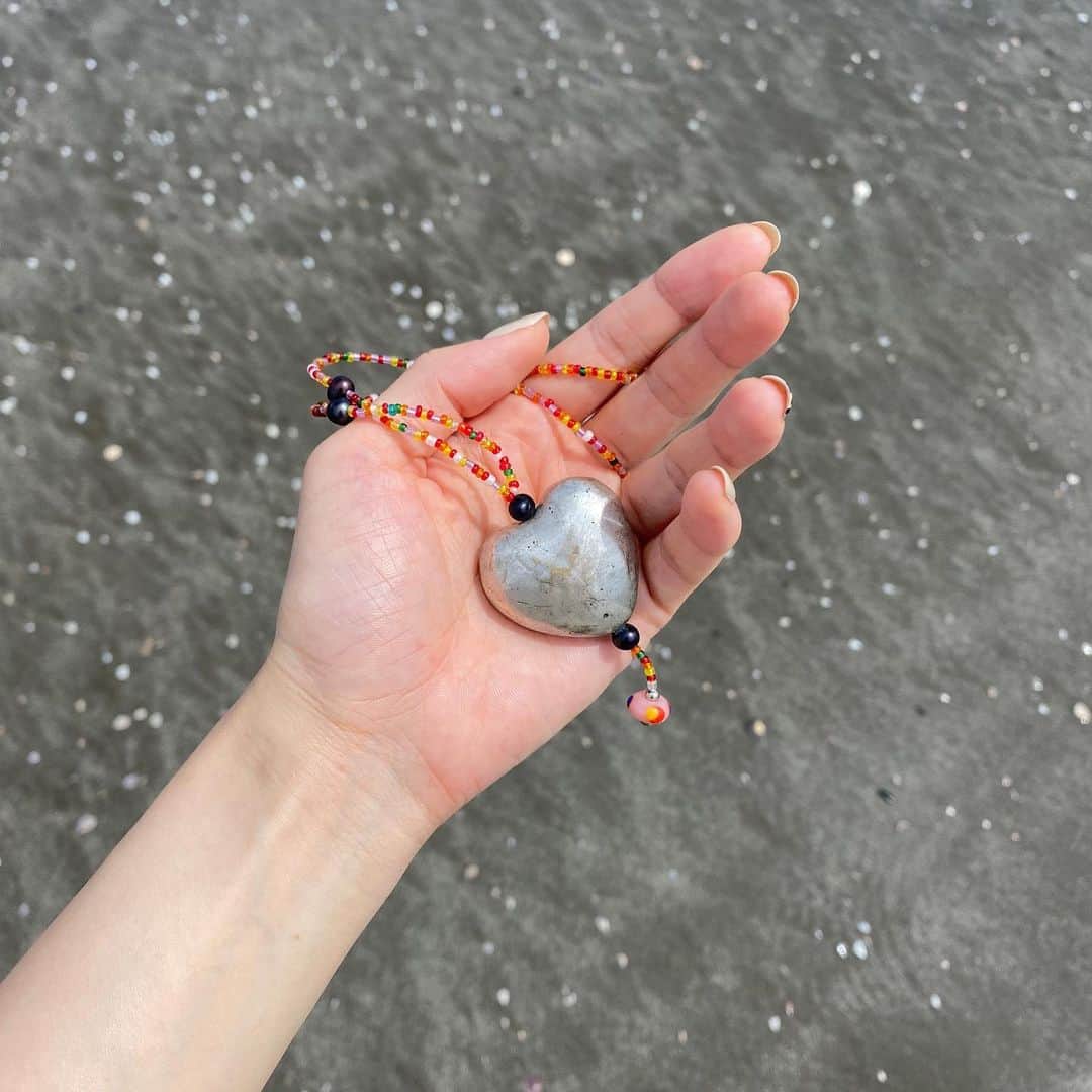 宮崎葉さんのインスタグラム写真 - (宮崎葉Instagram)「🌎🌍🌏 @earthcolors.co  ㅤ この間撮影で、はなもりさんや、りえこさんがつけているのを見て、一目惚れして、すぐ様買ったネックレス ㅤ ビンテージビーズや貝や石、ガラスなどを使って、ひとつひとつ手作りで販売しているバリのお店です♡ ㅤ ほんまに見た目もかわいいし、ビーズも惹かれるってのもあるねんけど、earth colorsでは売り上げをバリの365日24時間無料で産科医療を提供しているブミセハット助産院に寄付しているらしい！！！！ なんてゆうすてきな行動！！！！ ㅤ うちにできることなんて些細なことやし、全然普段そういうことなにもできてないけれど、すこーーしずつ人のために生きていければ最高🥺自分のことだけ考えないようにしよ！！！！！！  #earthcolors #ブミセハット助産院 #bumisehatbahagia」7月14日 20時46分 - you_miyazaki