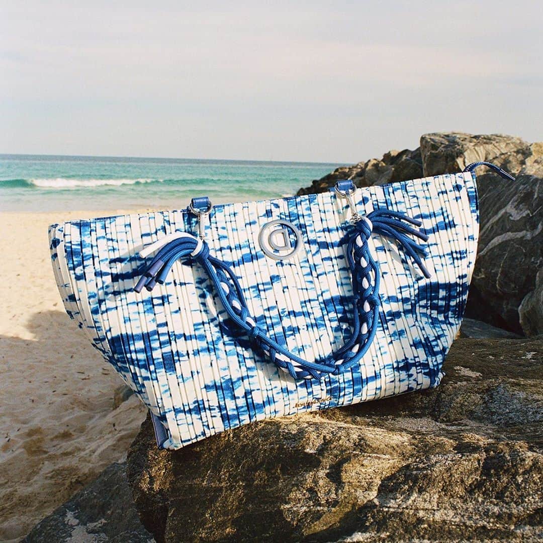 デシグアルのインスタグラム：「Carry the ocean in this lovely #summer bag 🌊」