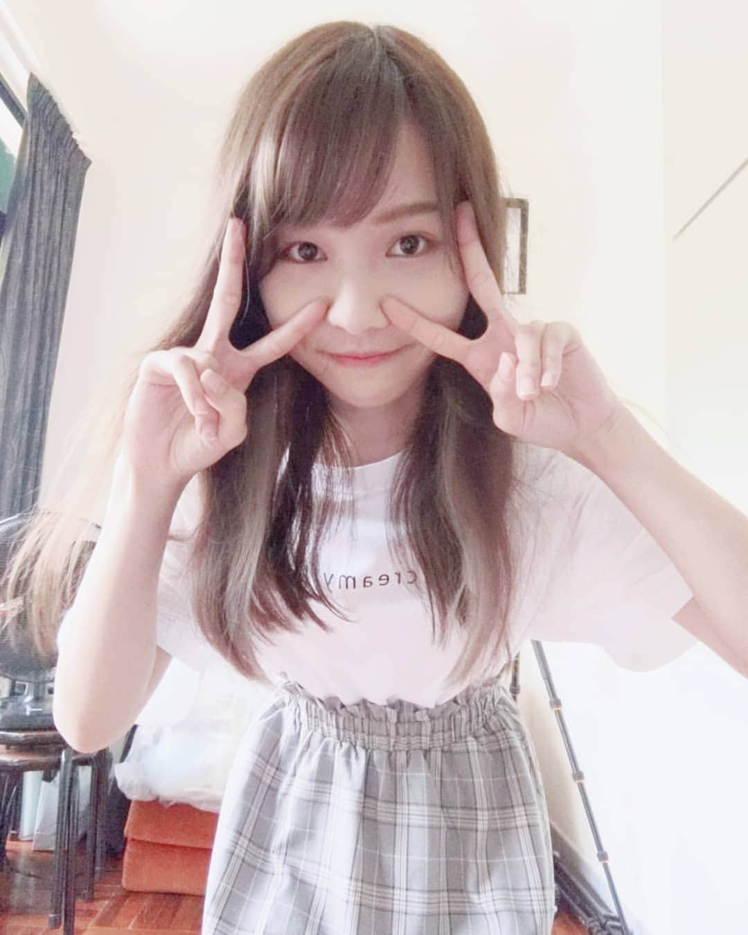 周庭（しゅうてい）のインスタグラム：「- 喺你好大壓力嘅時候，自拍真係有助減壓。大家都可以試下。  Btw條裙係喺 @cba_cbu 訂的🥰」