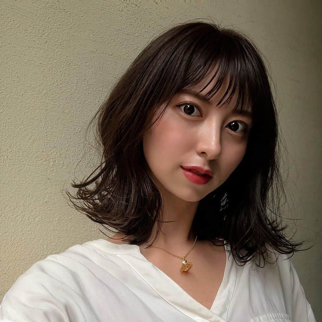 のインスタグラム：「.  上手く巻けた日🌀 髪切ってから凄く扱いやすい♪  . .  #外ハネボブ#前髪 #オン眉#シースルーバング #ブラウンリップ#ノーファンデ #白シャツ#ゴールドアクセ#濡れ髪」