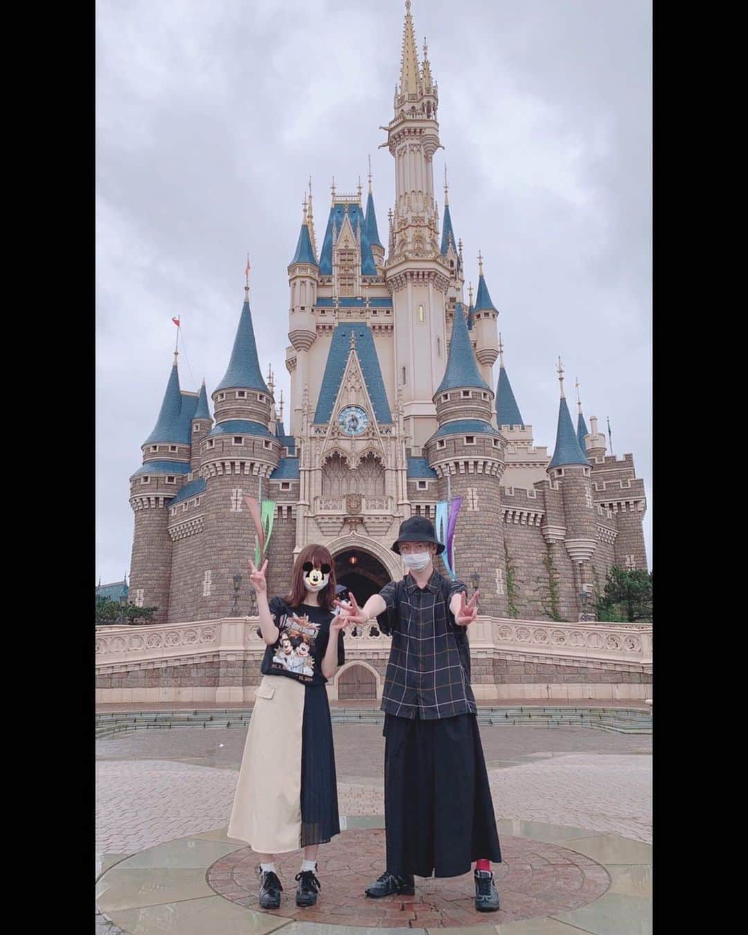 一聖さんのインスタグラム写真 - (一聖Instagram)「妹とグリーティング 衝撃！！！！お土産いるかなーと思い連絡したらパークに居た！！！！！！！！！笑 まさか同じ日に行くなんて…そんなことあるんだな… 城前で撮ったことないから撮ってみた♪  #奇跡 #tokyodisneyland#tokyodisneyresort#tdl#tdr#disneyland#東京ディズニーランド#シンデレラ城﻿#ワンマンズドリーム2﻿ #ミッキー#ミッキーマウス#mickeymouse #ディズ兄さん#妹#共に#Dオタ #YSTRDY'STMRRW#UNDERCOVER」7月14日 20時50分 - buglug_issei