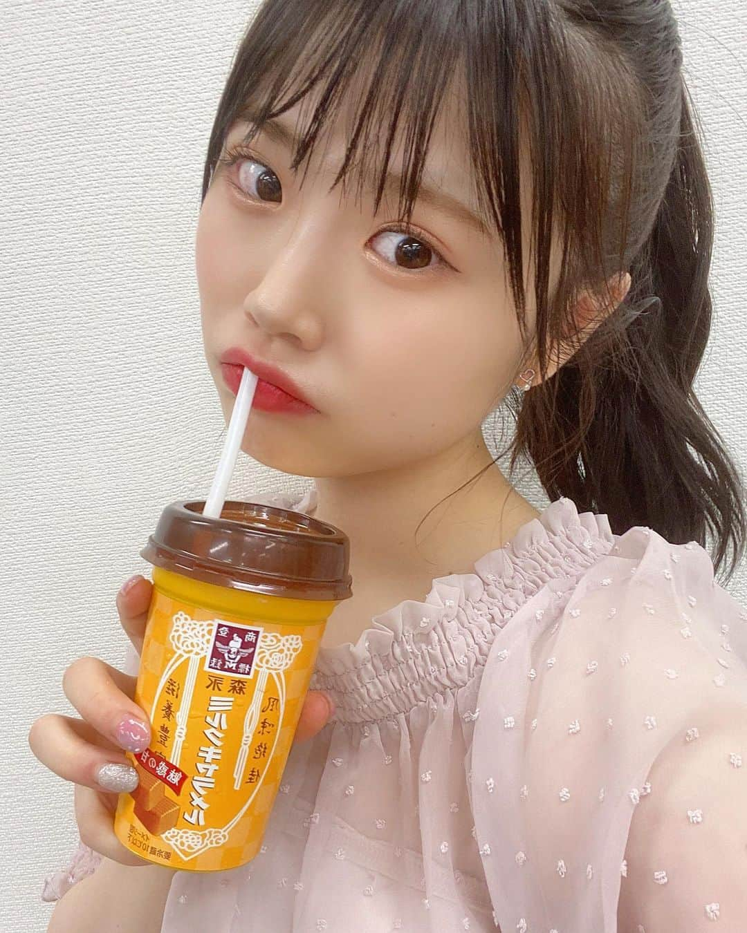 出口結菜さんのインスタグラム写真 - (出口結菜Instagram)「《🏪#コンビニ#森永》﻿ ﻿ 🥤森永ミルクキャラメルドリンク（¥160）﻿ ﻿ ﻿ ずっとインスタでみてて、気になってたの❕❕❕﻿ ﻿ コンビニで見つけて購入！（ファミマ）﻿ ﻿ ﻿ ﻿ ﻿ ﻿ 森永のミルクキャラメルってめっちゃ濃厚でめっちゃ甘いイメージやったから、﻿ ﻿ ﻿ ドリンクもめーーーーっちゃ甘ったるいかなぁって思ってたけど←表現😂﻿ ﻿ ﻿ ﻿ 想像より、甘さ控えめで、さっぱりしてて﻿ 甘いけど、甘ったるくない😳😳😳﻿ ﻿ ﻿ だから、1本は全然飲める！﻿ ﻿ ﻿ けど、﻿ キャラメル食べた方が甘いから﻿ 甘さが欲しい方はキャラメルをオススメします😇♥️﻿ ﻿ ﻿ 9月ぐらいまでの期間限定発売っぽいです🤩﻿ ﻿ ﻿ ﻿ ﻿ \キャラメル好きは飲んでみるべし！/﻿ ﻿ ﻿ ﻿ _____________________________________________________﻿ ﻿ ❤️エネルギー:146kcal﻿ 💗たんぱく質:2.8g﻿ 💛脂質:3.6グラム﻿ 💚炭水化物:25.5g﻿ _____________________________________________________﻿ ﻿ #ミルクキャラメル #森永ミルクキャラメル #森永ミルクキャラメルドリンク #🥤  #コンビニ #コンビニデザート #🏪 #キャラメル #caramel #甘党 #甘党女子 #コンビニスイーツ #drink #飲み物 #甘いもの #甘い #甘いもの大好き #milk #🥛 #🍼 #ポニーテール  #instagood #instalike #instagram #instafood #yummy #delicious #食べ物記録 #ラビグルメ」7月14日 20時52分 - yui_laby0622