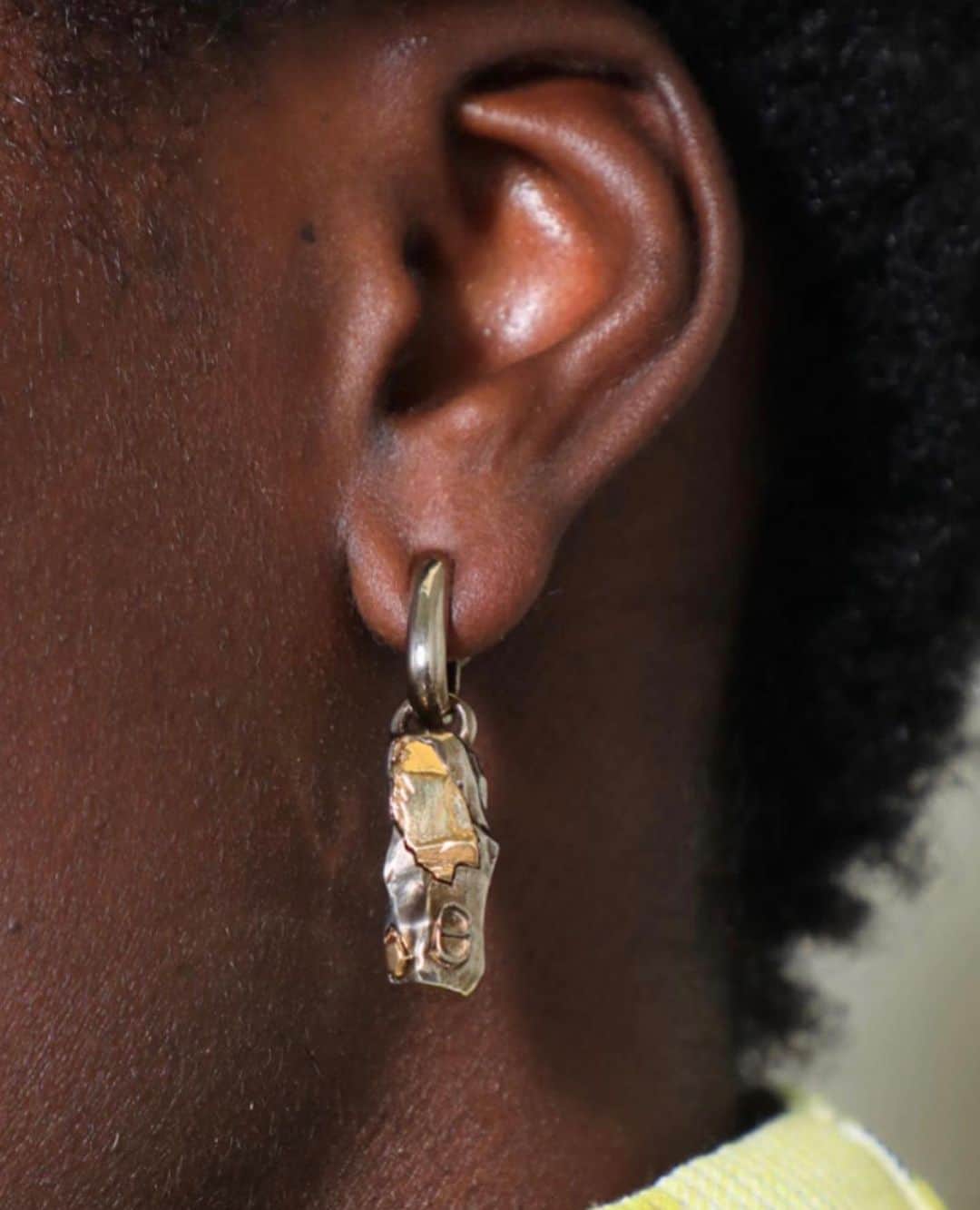 YOONさんのインスタグラム写真 - (YOONInstagram)「@Dior Men SS21 x @amoakoboafo collection jewelry upclose details ⛓🖤 . repost @sut_shi  #Dior #Diormen #amoakoboafo #jewelries #jewelry」7月14日 20時53分 - yoon_ambush
