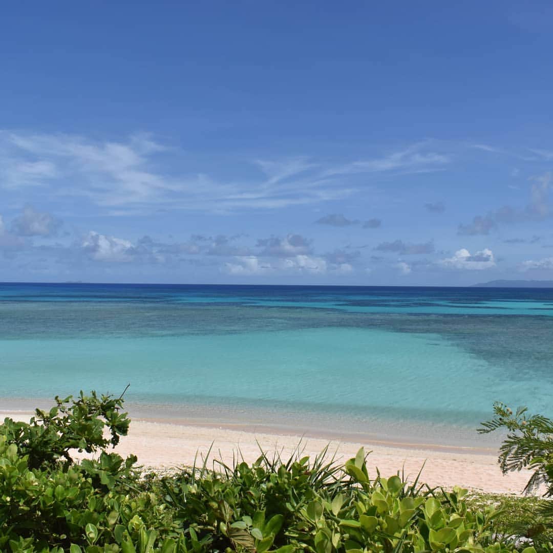 のインスタグラム：「番外編  波照間島のニシ浜より☀️  番外編、ということで波照間ブルーを… 石垣島から日帰りで行ける日本最南端の島。海の綺麗さは国内最高峰。 一生の思い出になることは必至✨  #波照間島 #ニシ浜 #波照間ブルー #石垣シーサイドホテル #八重山諸島 #okinawa #yaeyama #hateruma」