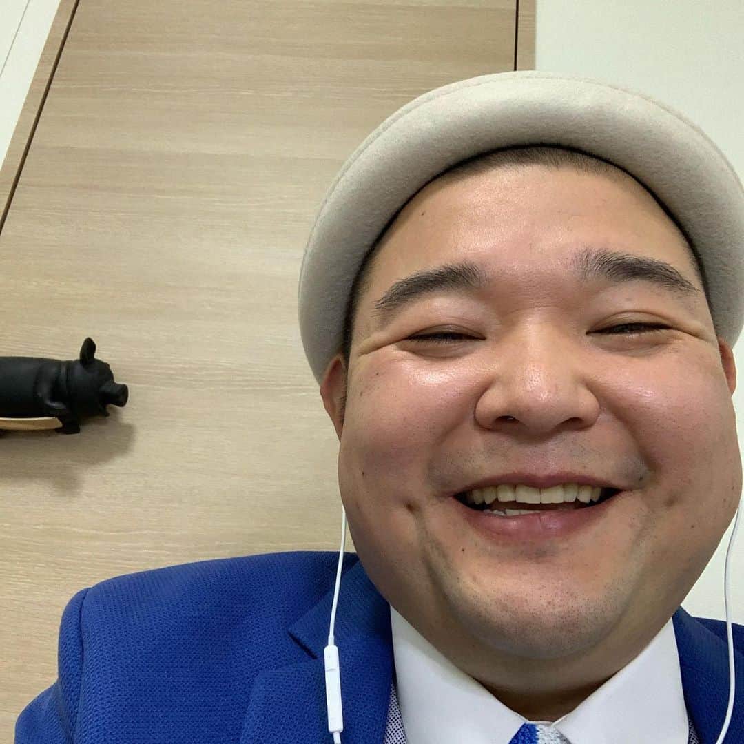 内山信二のインスタグラム：「これからバラダン🌹  観てね〜。  #バラダン #内山信二」