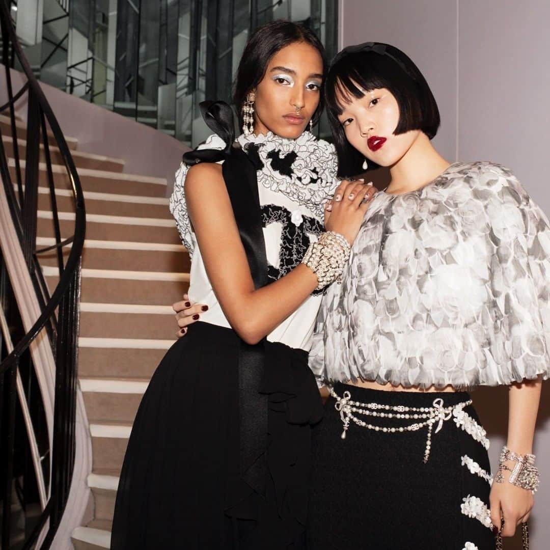のインスタグラム：「CHANEL talismans are at the heart of the Métiers d’art collection, now in boutiques – the double C stands out on a top as dimensional silk crepe pleating by the House of Lognon, the bow appears on a chain belt and the camellia is printed over a feather cape.  #CHANELMetiersdart #CHANEL @Le19M #Le19M @Maison_Lemarie #MaisonLemarie @Goossens_Paris #Goossens #Lognon @MelodieMcDaniel @PanHaowen @Mona_Tougaard」