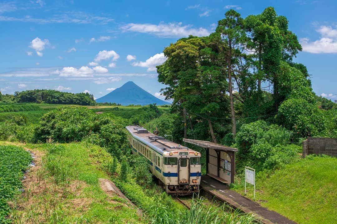 鹿児島よかもん再発見さんのインスタグラム写真 - (鹿児島よかもん再発見Instagram)「南九州市知覧町のJR松ヶ浦駅へ(^-^)/  指宿枕崎線の魅力的な駅のひとつ  橋の上から眺めるこの風景が大好きです(*´∀｀)  作品名 ・開聞岳と無人駅 撮影日 ・令和2年6月22日 撮影場所 ・JR松ヶ浦駅  #鹿児島 #鹿児島観光 #南九州市 #南九州市観光  #知覧 #松ヶ浦 #松ヶ浦駅 #指宿枕崎線 #鹿児島の風景 #kagoshima #kagoshimaphotograph  #」7月14日 21時07分 - kagoshimayokamon