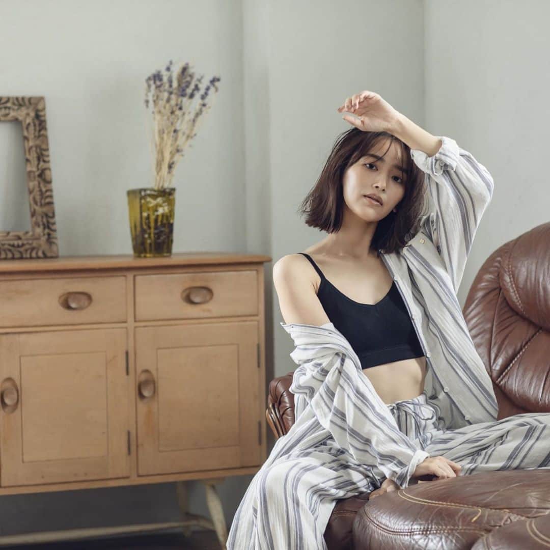近藤千尋のインスタグラム：「お知らせです🌼 オリジナルで作らせていただいた リブニットブラがwithさん @with__official で販売開始しました🙇🏻‍♀️✨✨  ノンワイヤーなのに胸が綺麗に見えて、普段使いでも、ナイトブラでも使える高性能なんです😍❗️  補正下着の工場で制作された こだわりの設計です👌🏻  お洋服を着ていても見えてもいい 　 デザインを求めていました😚💕 3色です❤️  是非チェックお願いします😆 https://www.fleekrs.jp/」
