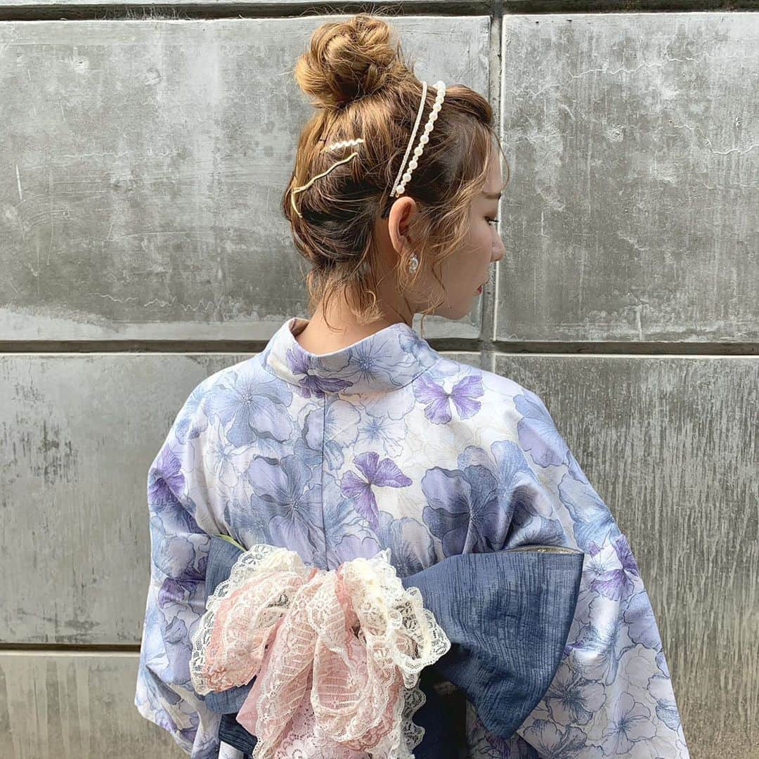 のインスタグラム：「.⁣ 花火大会がなくても浴衣を着たっていいじゃない♡⁣ こんな風にヘアや帯にもこだわれば、自分らしく、可愛く浴衣を着こなせそうです。⁣ 例えば手持ち花火を浴衣でやれば、素敵な夏の思い出ができそうですね。⁣ .⁣ MERYでは他にも「かわいい」に近づくさまざまな情報を発信しています。⁣ @mery.beauty コスメ・美容に特化した情報をお届け♡⁣ @mery_spot 話題のカフェやお出かけスポットをご紹介！⁣ こちらもぜひチェックしてみてください！⁣ .⁣ .⁣ photo by @103msms⁣ .⁣ #MERY #regram #instagram #instafashion #fashion #yukata #浴衣 #浴衣女子 #浴衣アレンジ #浴衣コーデ #浴衣ヘア #浴衣ヘアアレンジ #着物  #着物コーデ #着物コーディネート #着物のある生活 #着物グラム #レンタル着物 #着物レンタル #きもの #きものコーディネート #ゆかた女子 #ゆかた #ゆかたヘア #ゆかたコーデ #夏コーデ #花火 #お洒落さんと繋がりたい #MERY女子 #メリー」