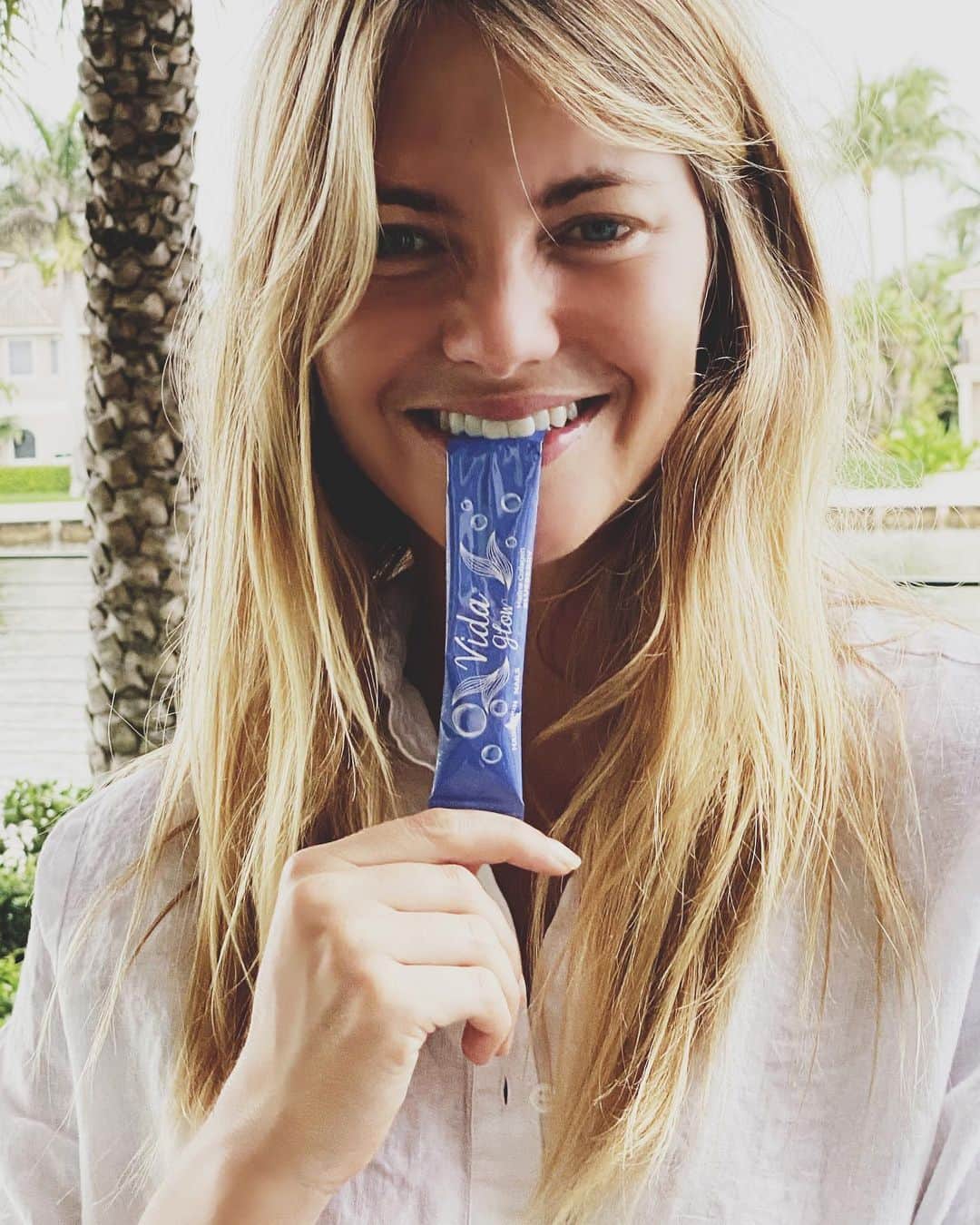 エリーズ・テイラーのインスタグラム：「Routine. It goes without saying that with kids it is hard to maintain one. However, something as simple as including one @Vida_Glow collagen sachet into my morning smoothie or even just a glass of water has helped keep my hair feeling shiny, nails strong and skin plump and glowing from the inside out. #VidaGlow」