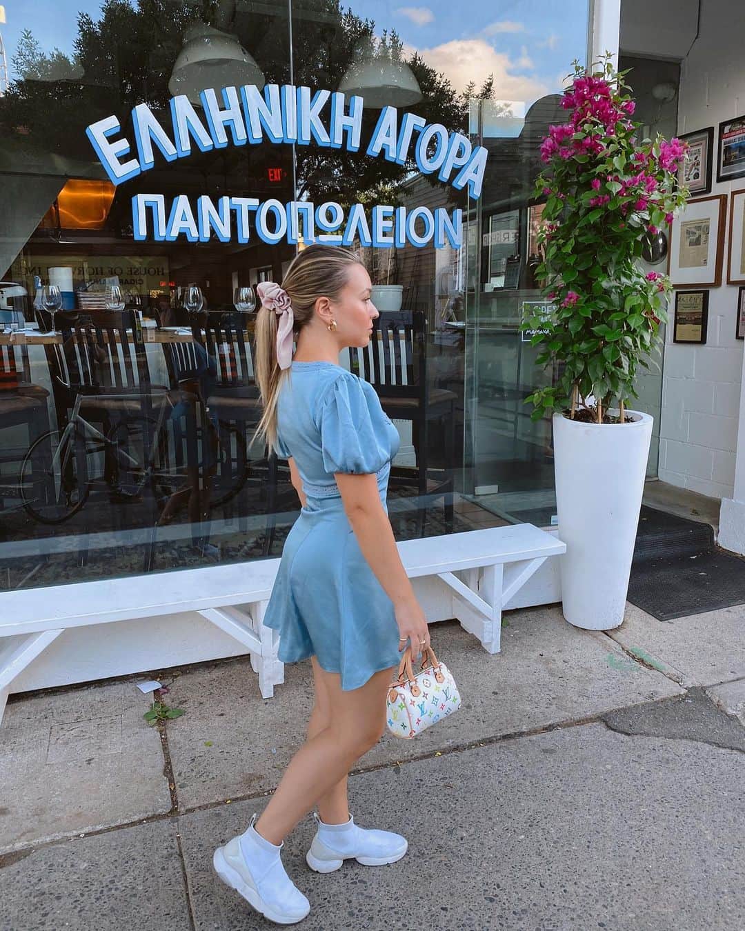トーリ・ウェブスターさんのインスタグラム写真 - (トーリ・ウェブスターInstagram)「I was meant to be in Greece right now... instead I’m standing in front of my fave Greek restaurant in downtown Toronto 🦋🦋🦋 life is cute like that 💙」7月15日 6時46分 - torriwebster