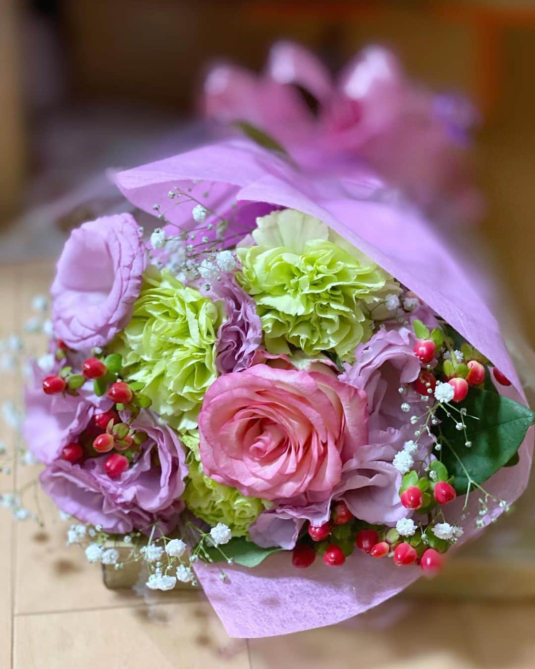 渋谷恭子さんのインスタグラム写真 - (渋谷恭子Instagram)「一昨日のスマホフォトレッスンの時に @jaime.yuko 先生からいただいた花束💐 いくつになっても何回いただいても、お花って嬉しい❤️ ・ ・ #花束 #花束アレンジ #花束💐 #ブーケ #プレゼント #ありがとうございます #スマホフォトレッスン #bouquet」7月15日 6時56分 - kyoko.86