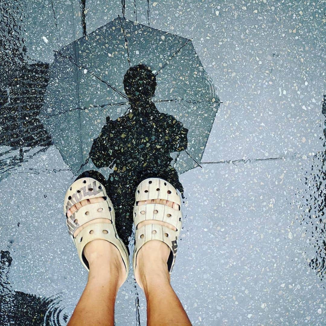 山下晃和さんのインスタグラム写真 - (山下晃和Instagram)「【WALK】あめときどきよぎ。  Yogui is best on a rainy day.  #KEENAMBSSADOR  #keen #yogui #rain #Puddle #KEENJAPAN #keenyogui #雨 #傘 #JAPAN #TOKYO #散歩 #キーン #ヨギ #シャワーサンダル #SUMMER #足濡れない #comfortable  #comfort  #umbrella #art #photo #photography #今日もKEENを履かなくちゃ #濡らさないようにするからストレスになるいっそのこと濡れてしまえばいい」7月15日 6時53分 - travel_akikazoo