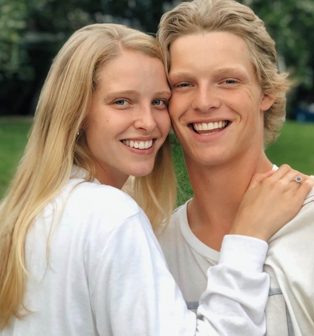 アビー・チャンピオンのインスタグラム：「🤍missing my family a little extra today」