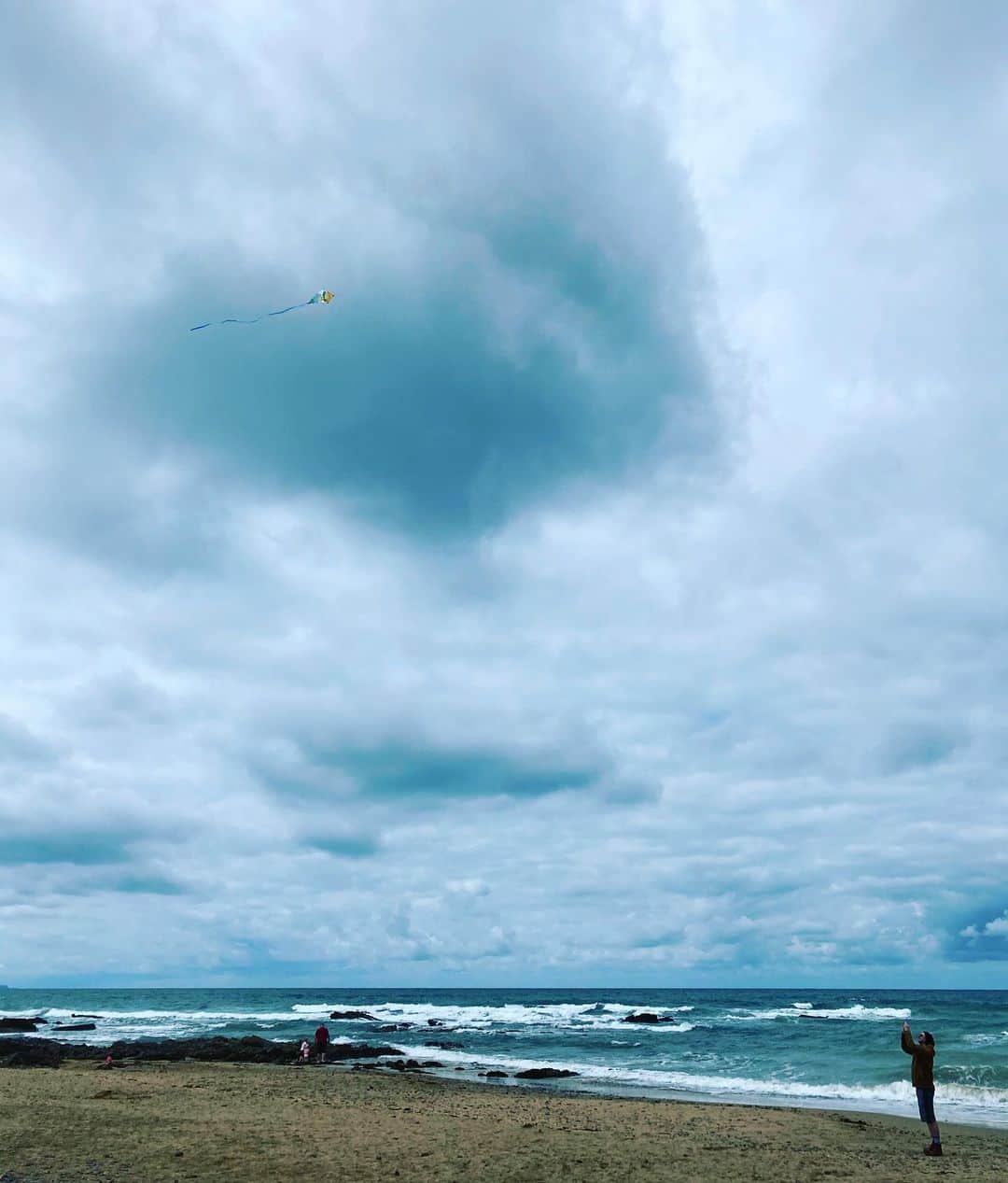 カヤ・スコデラリオのインスタグラム：「The Great British Summer. Gonna miss you England. You grey, cold, windy (-great kite flying conditions tho) sarcastic MISERABLE island. See you next year Blighty ❤️」
