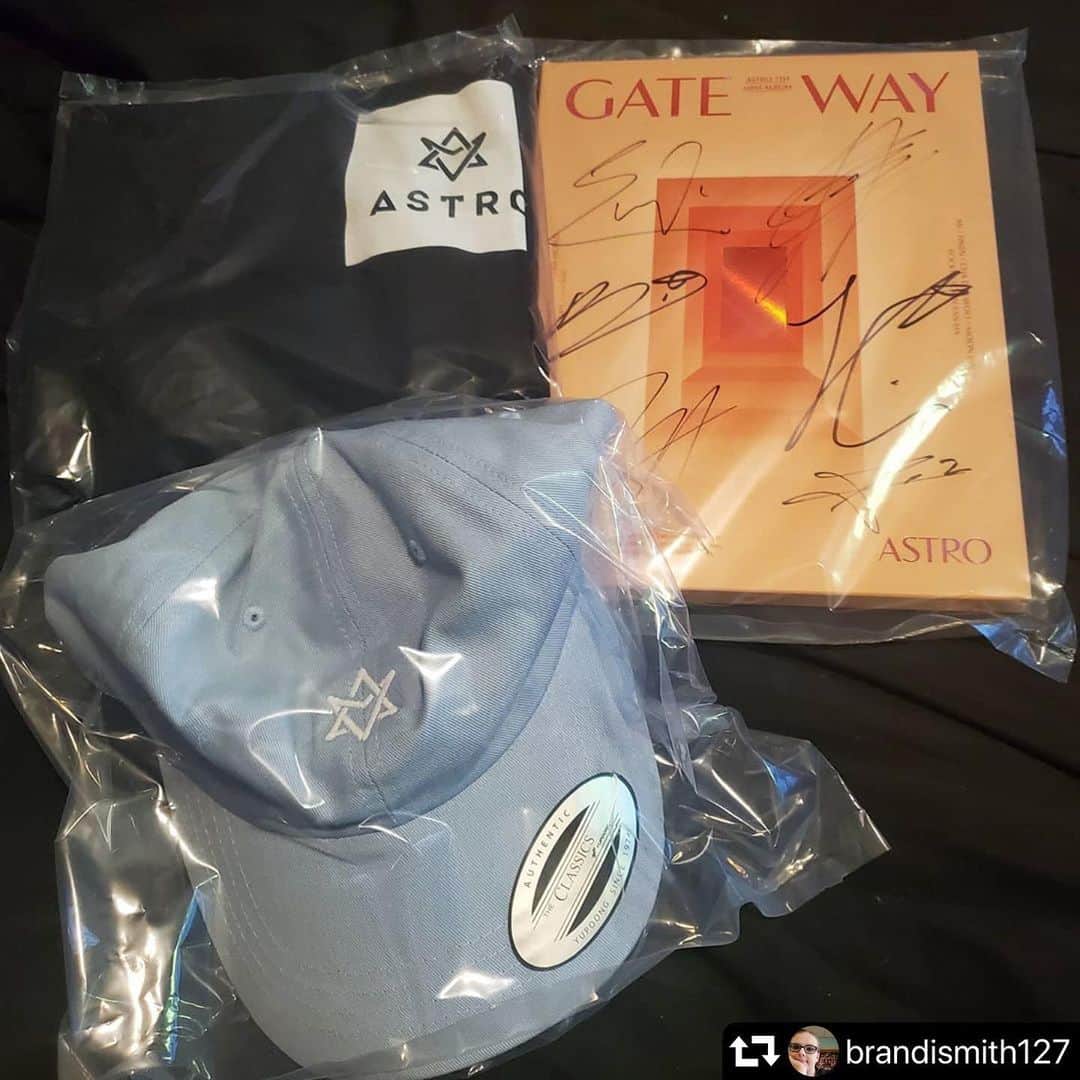 allkpopTHESHOPさんのインスタグラム写真 - (allkpopTHESHOPInstagram)「#repost @brandismith127 ・・・ I ordered just the t-shirt from the @officialastro x @allkpoptheshop collab and got their hat and a SIGNED album too! Thank you so much I was so surprised and couldn't believe it ❤ #allkpoptheshop」7月15日 7時03分 - allkpoptheshop