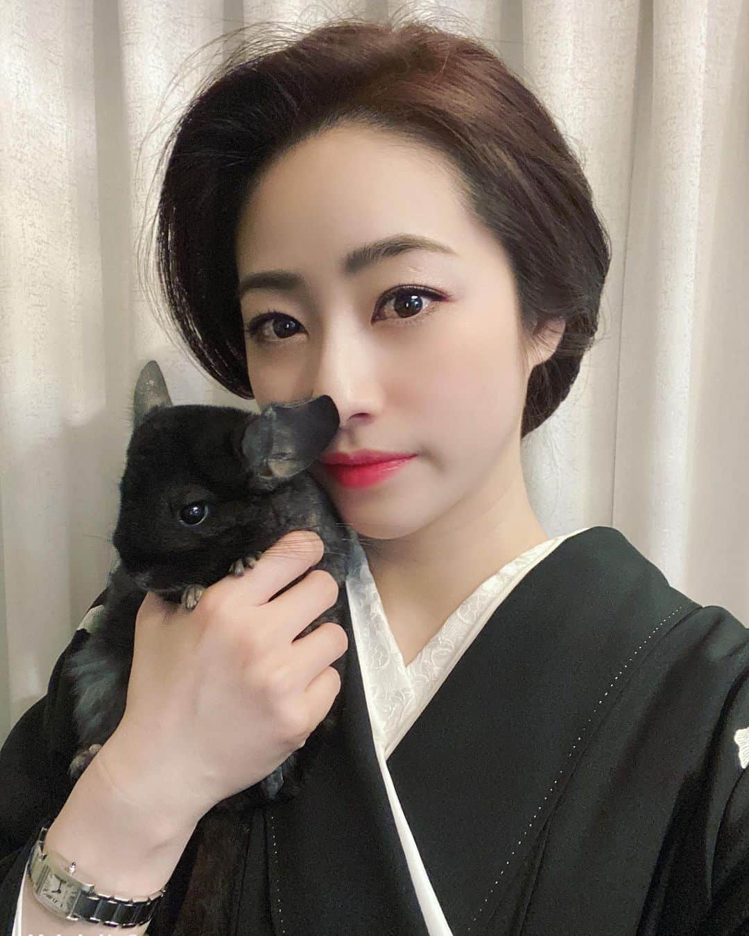 東森美和のインスタグラム：「2020,07,02 東森美和は29歳を迎えました😌 たくさんお祝い頂き、本当に感謝しております💓ありがとうございました😂‼︎  当日だけではなく、会いに来てくれたお友達やお客様…本当に心より感謝しております😌💓  前夜祭は真っ赤なドレス、そして当日は母親からもらった黒留と、ひいおばあちゃん👵が刺繍を施した草履をはかせてもらいました。黒留袖は重いっ‼︎この年で黒留袖を着れるのは銀座にいる特権です😉  ケーキやお花…美味しいシャンパン🍾🥂そして皆んなが私の為に選んでくれたプレゼント🎁すごく嬉しい😂ありがとうございました😊  最近趣味が増えて…笑 サバゲーグッツが増えてめちゃくちゃ嬉しい😆💓早く撃ちたい！！！  他にも素敵なプレゼントたくさん本当にありがとうございました😊💓  また1年、健康的に楽しく充実した日々を過ごせますように… そして素敵な30代へ…💓  20代最後を楽しみたいと思います‼︎  これからもどうぞよろしくお願いします!  #東森美和 #お誕生日 #誕生日プレゼント #birthday #ラスト20代 #0702 #ありがとう #感謝 #幸せな時間」