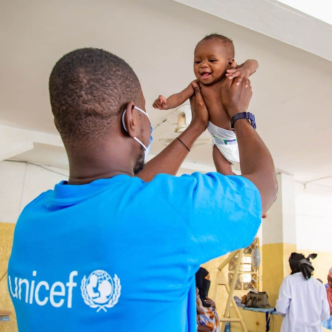 unicefさんのインスタグラム写真 - (unicefInstagram)「We share a global goal for this baby in Mauritania and millions of other children throughout the world: to end malnutrition and hunger in all its forms by the year 2030. But the harsh reality is that we’re not on track.⠀ ⠀ After steadily diminishing for decades, chronic hunger has been rising for the last five years. And now, the economic recession caused by the #COVID19 pandemic could mean 130 million more people go hungry this year. Children urgently need action to survive today and to thrive in the years to come. We must ensure every family has access to affordable and nutritious diets. It’s time to lift children up.⠀ ⠀ © UNICEF/Pouget」7月15日 7時10分 - unicef
