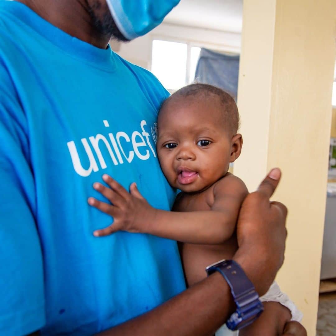 unicefさんのインスタグラム写真 - (unicefInstagram)「We share a global goal for this baby in Mauritania and millions of other children throughout the world: to end malnutrition and hunger in all its forms by the year 2030. But the harsh reality is that we’re not on track.⠀ ⠀ After steadily diminishing for decades, chronic hunger has been rising for the last five years. And now, the economic recession caused by the #COVID19 pandemic could mean 130 million more people go hungry this year. Children urgently need action to survive today and to thrive in the years to come. We must ensure every family has access to affordable and nutritious diets. It’s time to lift children up.⠀ ⠀ © UNICEF/Pouget」7月15日 7時10分 - unicef