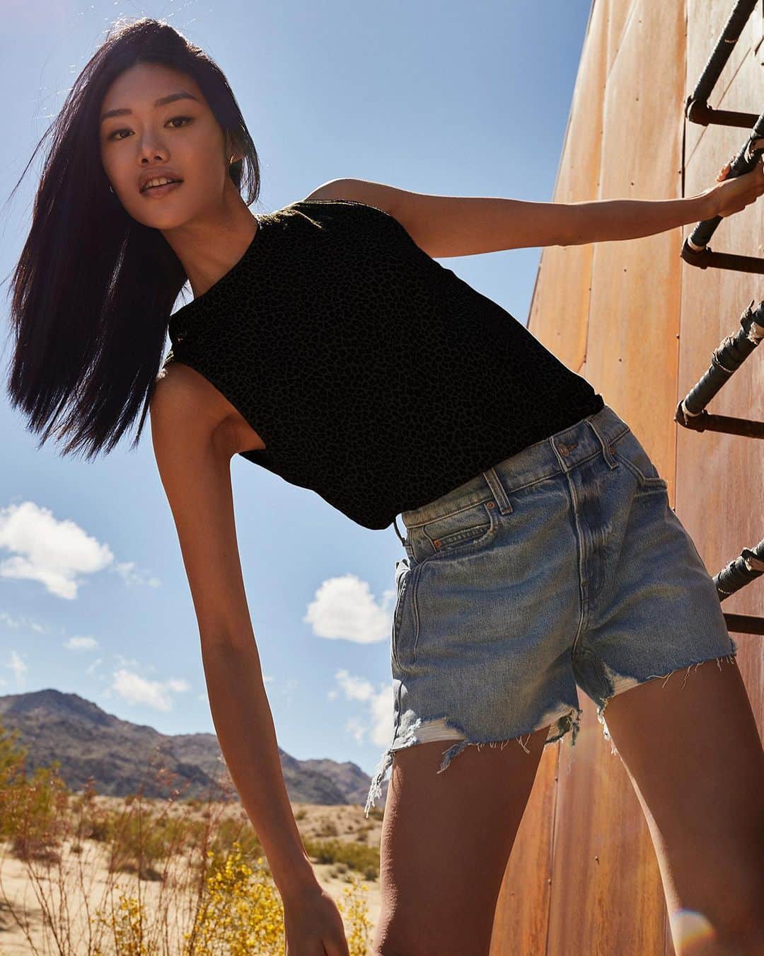 カレントエリオットのインスタグラム：「a cool pair of denim cutoffs paired with your favorite relaxed tank - who says the perfect summer outfit doesn't exist?」
