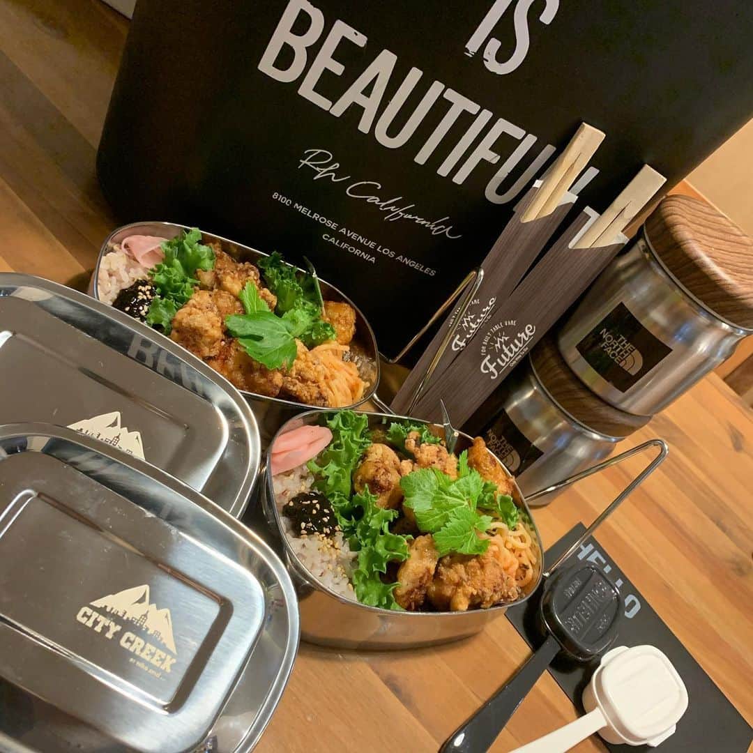 のインスタグラム：「GOOD MORNING🌿 ☆ 今日は久しぶりの唐揚げ弁当🤓やっぱり唐揚げ弁当ってテンション上がるね！見事に茶色弁当だけどw ☆ 昨夜作った豚汁もね😋👍 ☆ ほんっと毎日バタバタであっという間に過ぎていく😳昨日は一時停止で警察に捕まったけど、気を引き締めて今日から運転します☹️👍 ☆ 今日も渋滞だな。。😩 夜は煮物を作るって決めてます😋 ☆ さ、今日も1日頑張ろー💪 ☆ #唐揚げ弁当#お弁当#娘弁当#お弁当記録#jk弁当#姉妹弁当#lunch#lunchbox#lunchtime#foodpic#obento#obentobox#obentogram#手作り弁当#愛情弁当 #お弁当生活#暮らし#fooddaily#foodpic#foodstagram#お弁当女子 #cooking#デリ風弁当#nanasrecipe」