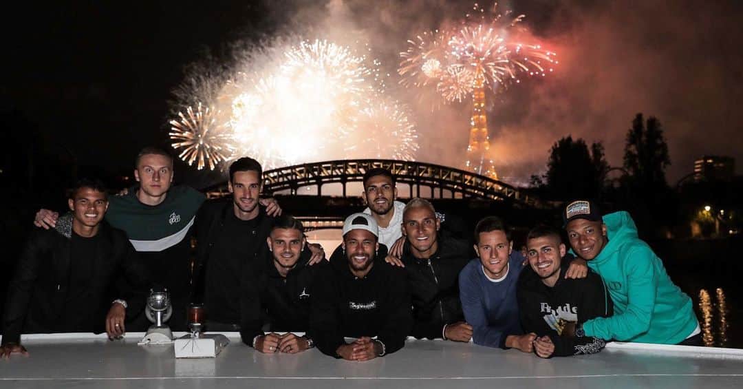 のインスタグラム：「ici c'est Paris ❤️💙」